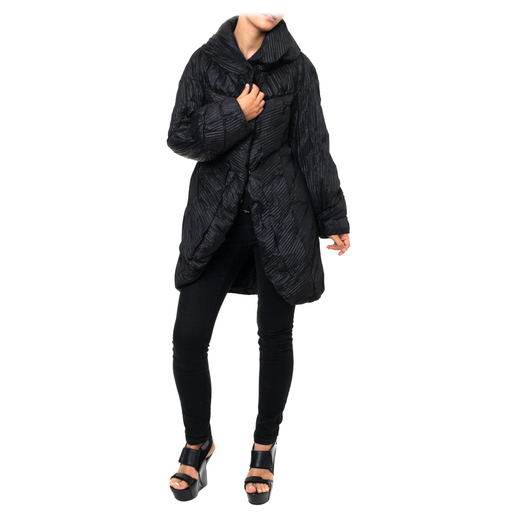 Manteau ERMANNO SCERVINO des années 2000 - Doudoune noire bouffante abstraite avec dos à fleurs Origami en vente