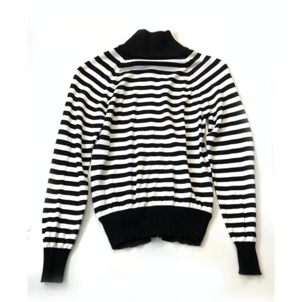 2000s Escada Black and White stripe Cotton Knitwear Cardigan, front zip closure, turtle neck, viscose and cotton

Size: Fr 36, UT 38, 8 UK - 0-2 USA
Condition: 2000s, vintage, very good 



