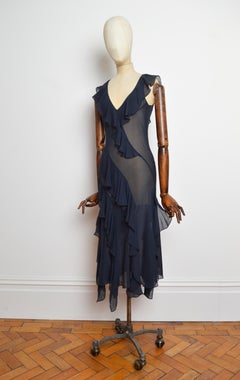 2000s Squisito abito da sera in pura seta trasparente nero/blu tagliato in sbieco e con volant