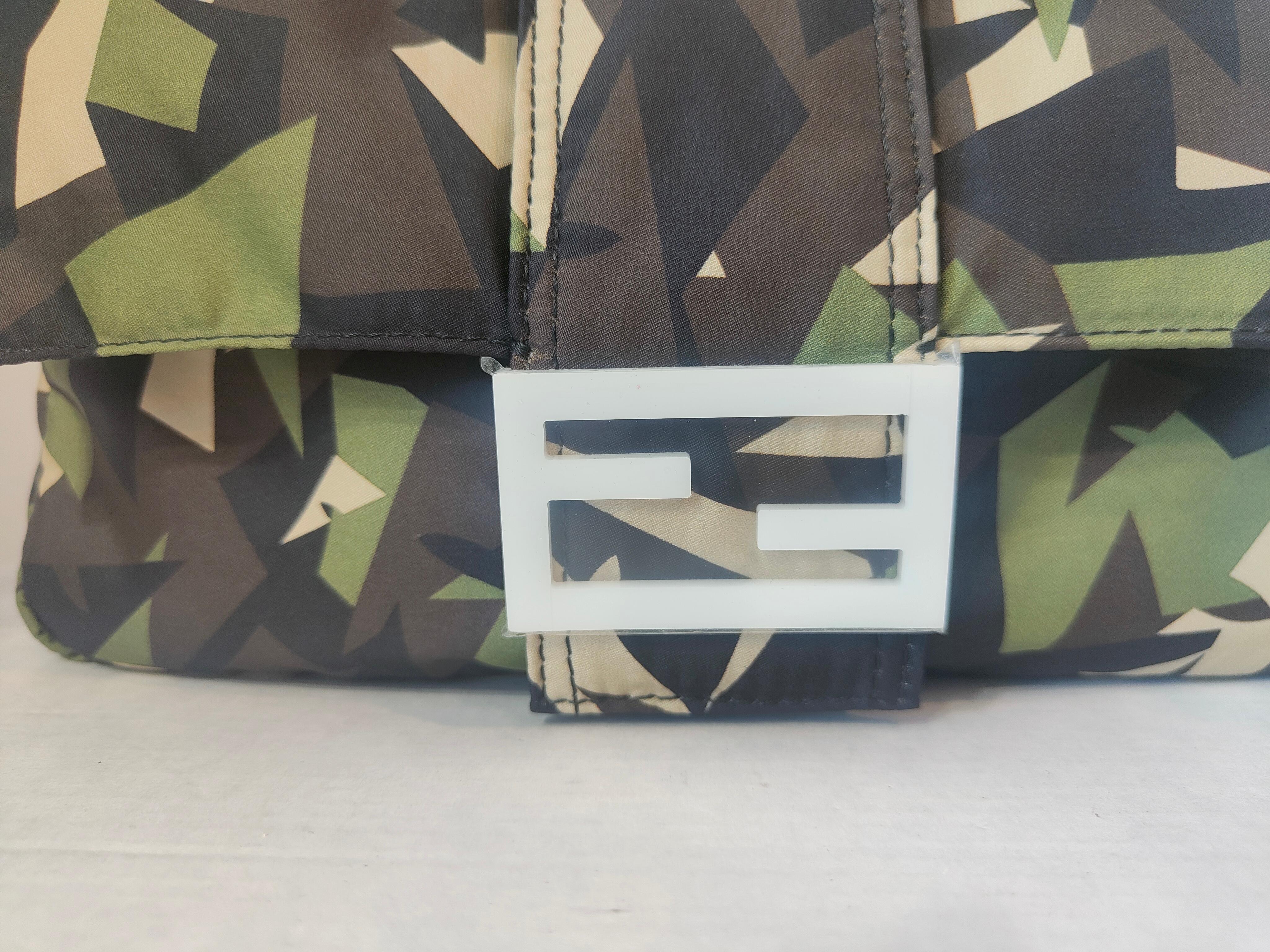 Bolso camuflaje Fendi años 2000
cm 25
Bandolera de color y tamaño