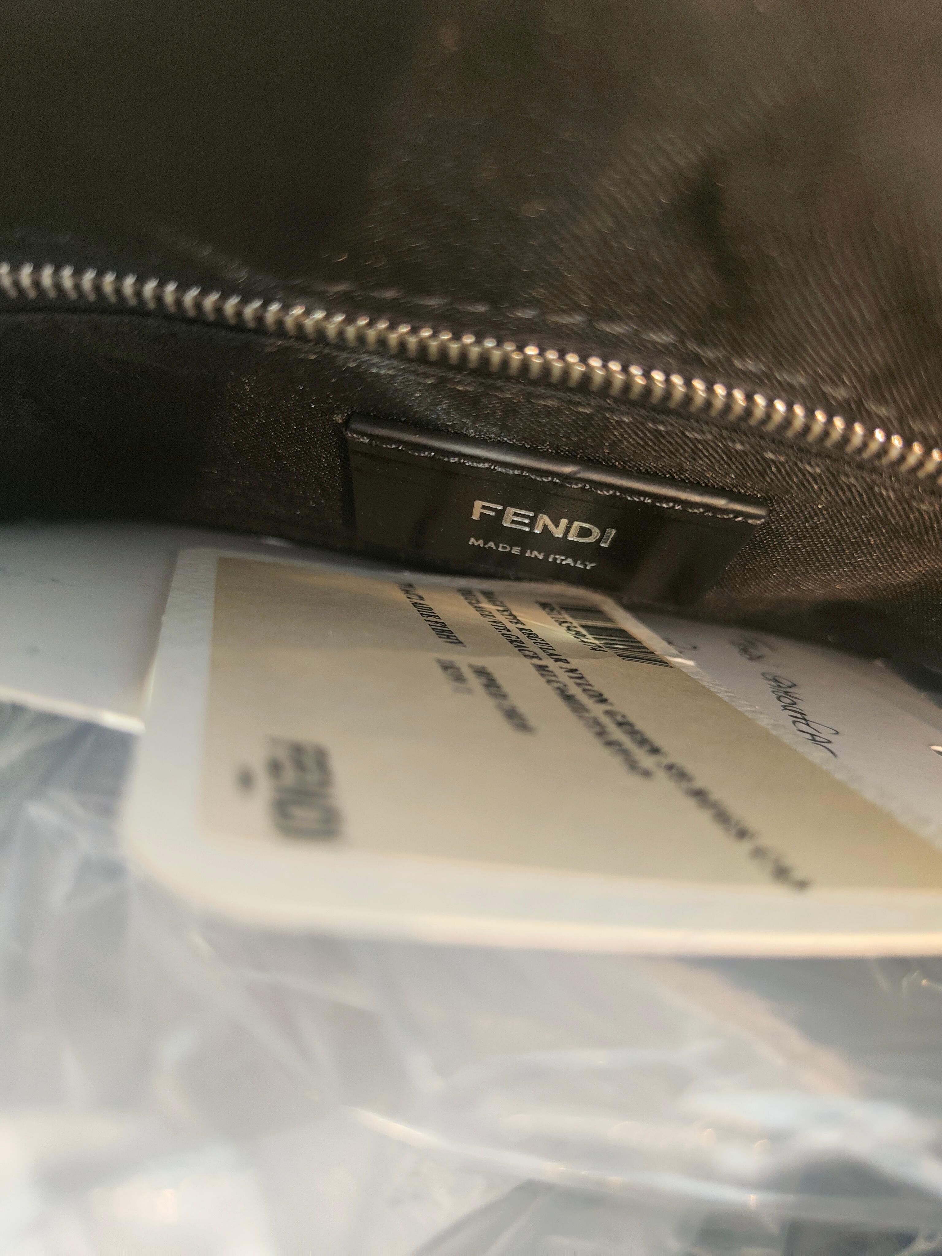 Femenino o masculino Bolso camuflaje Fendi años 2000 en venta