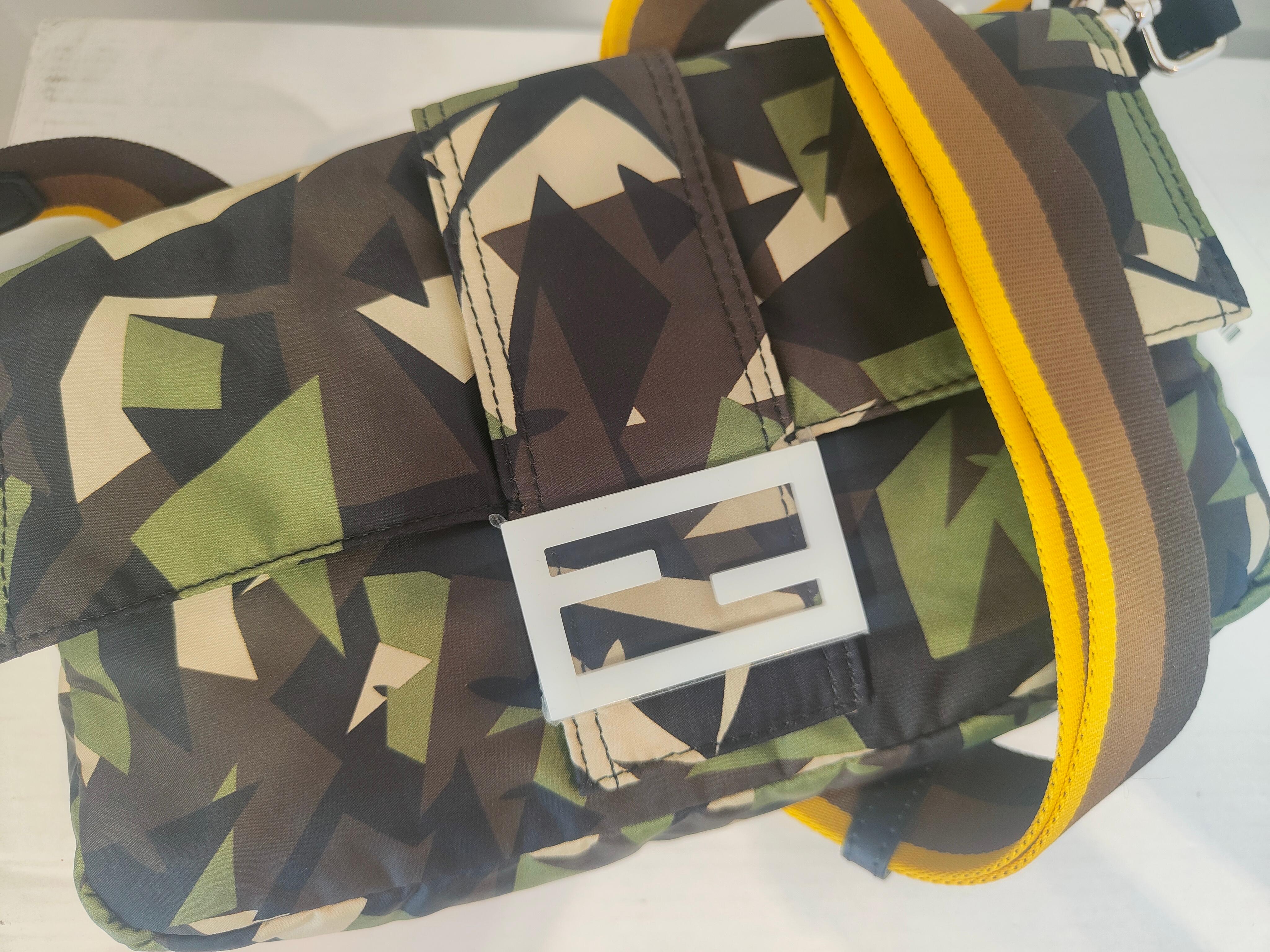 Bolso camuflaje Fendi años 2000 en venta 2