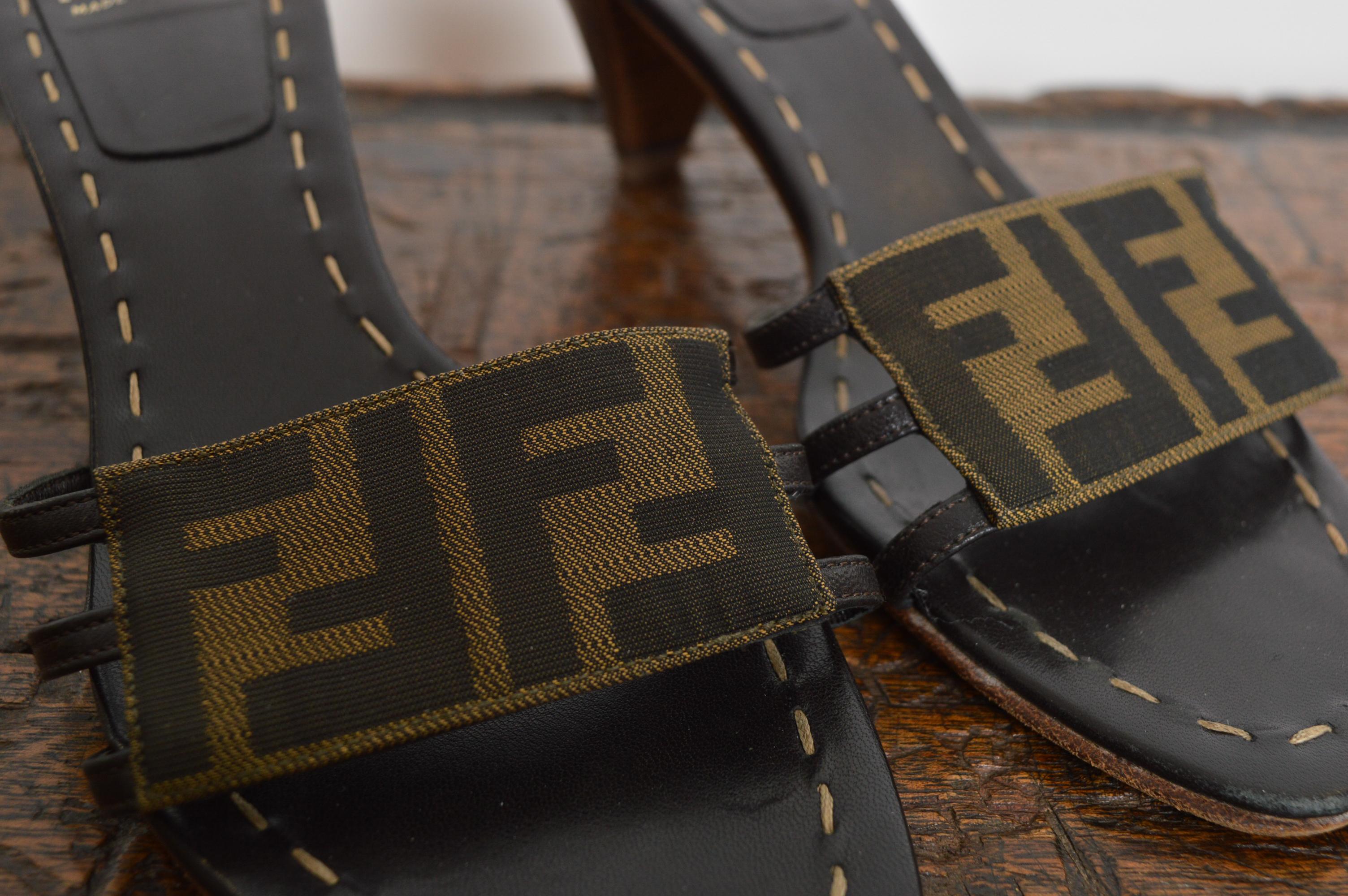 Nero 2000 Fendi Monogram Brown Zucca Slip On Mules - Tacchi / Sandali in vendita