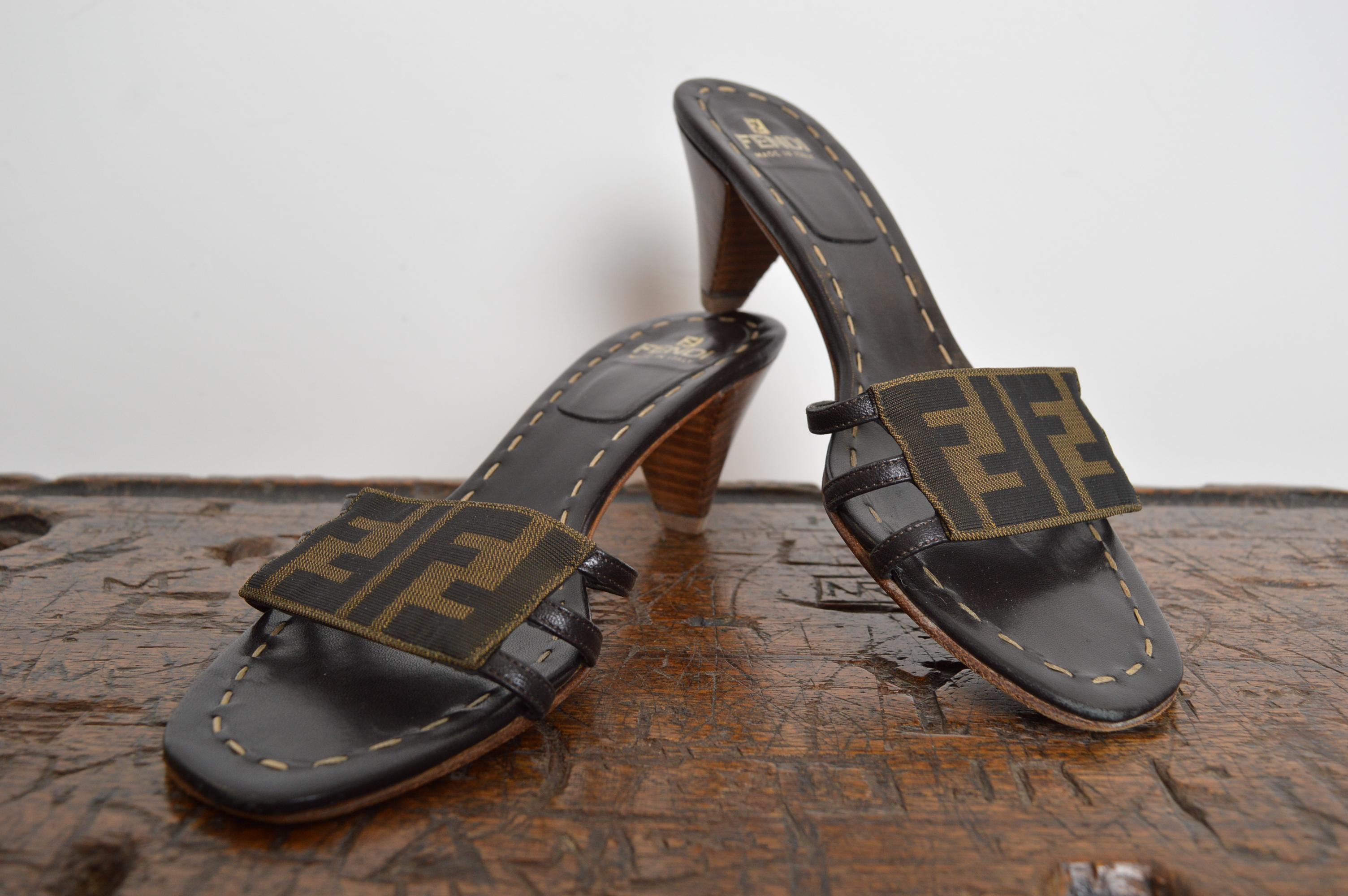 2000 Fendi Monogram Brown Zucca Slip On Mules - Tacchi / Sandali in vendita 1