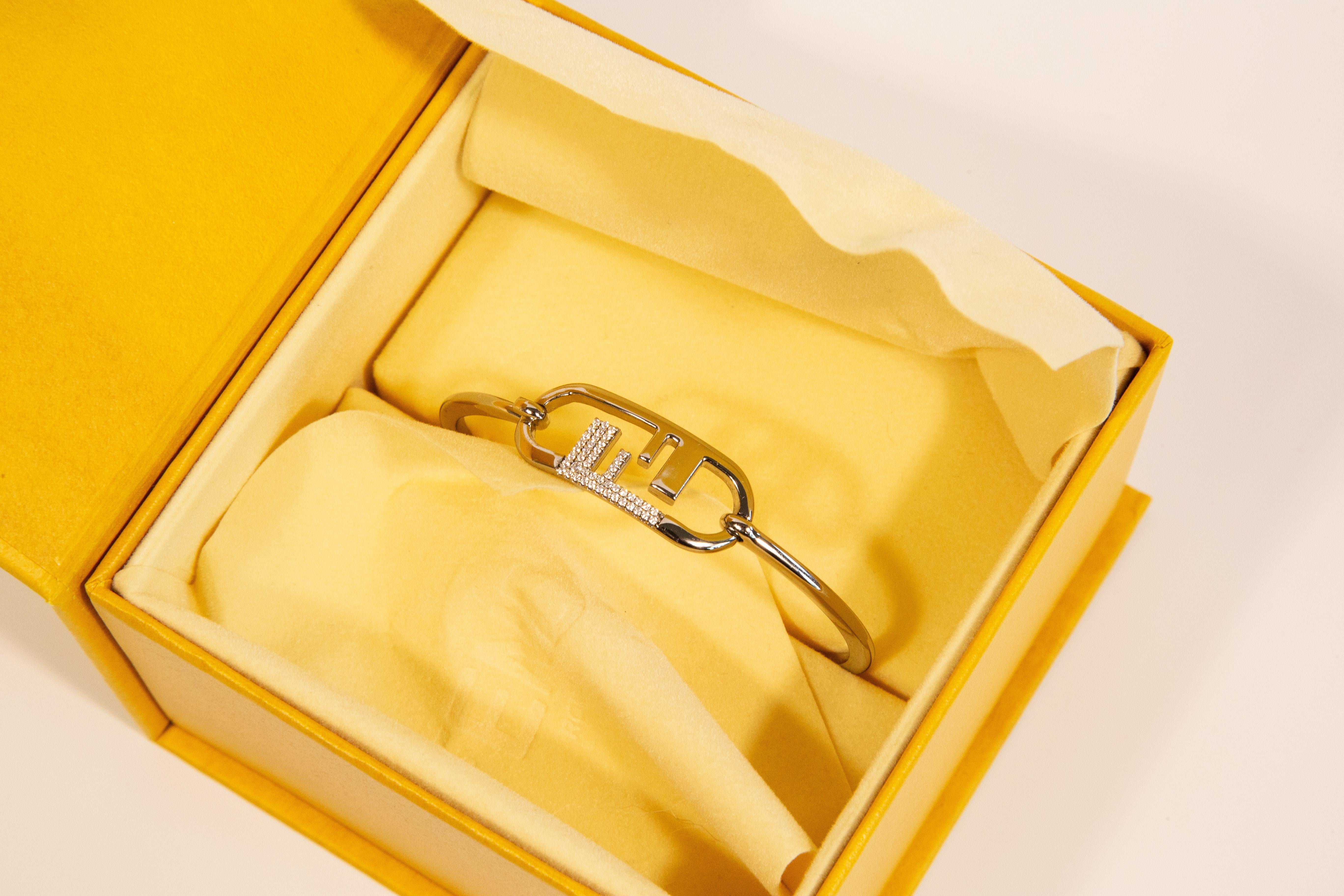 Pulsera Fendi O'Lock de los años 2000 con acabado paladio en venta 5