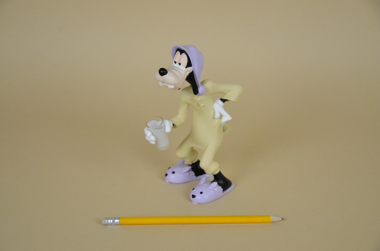 Hand painted resin statuette of goofy waking up holding a glass of milk by French company Démons & Merveilles for Walt Disney, realized in the early 2000s.

The statue does have the original box.