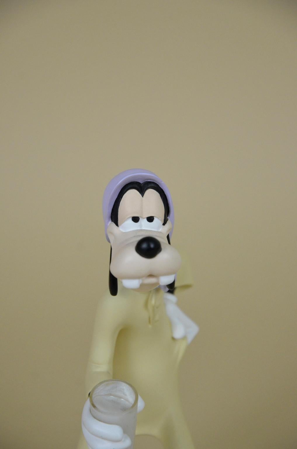 2000s French Vintage Disney Resin Sleepy Goofy Figurine by Démons & Merveilles In Good Condition In Milan, IT