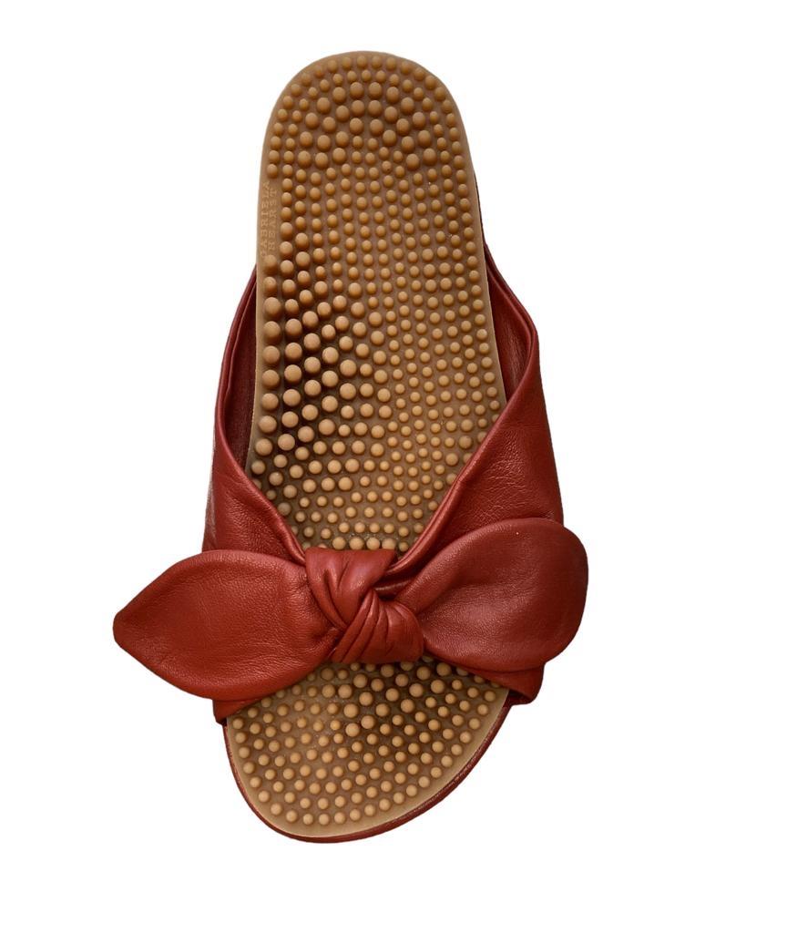 2000S GABRIELA HEARST Brick Red Bow Slide Shoes In Excellent Condition For Sale In New York, NY