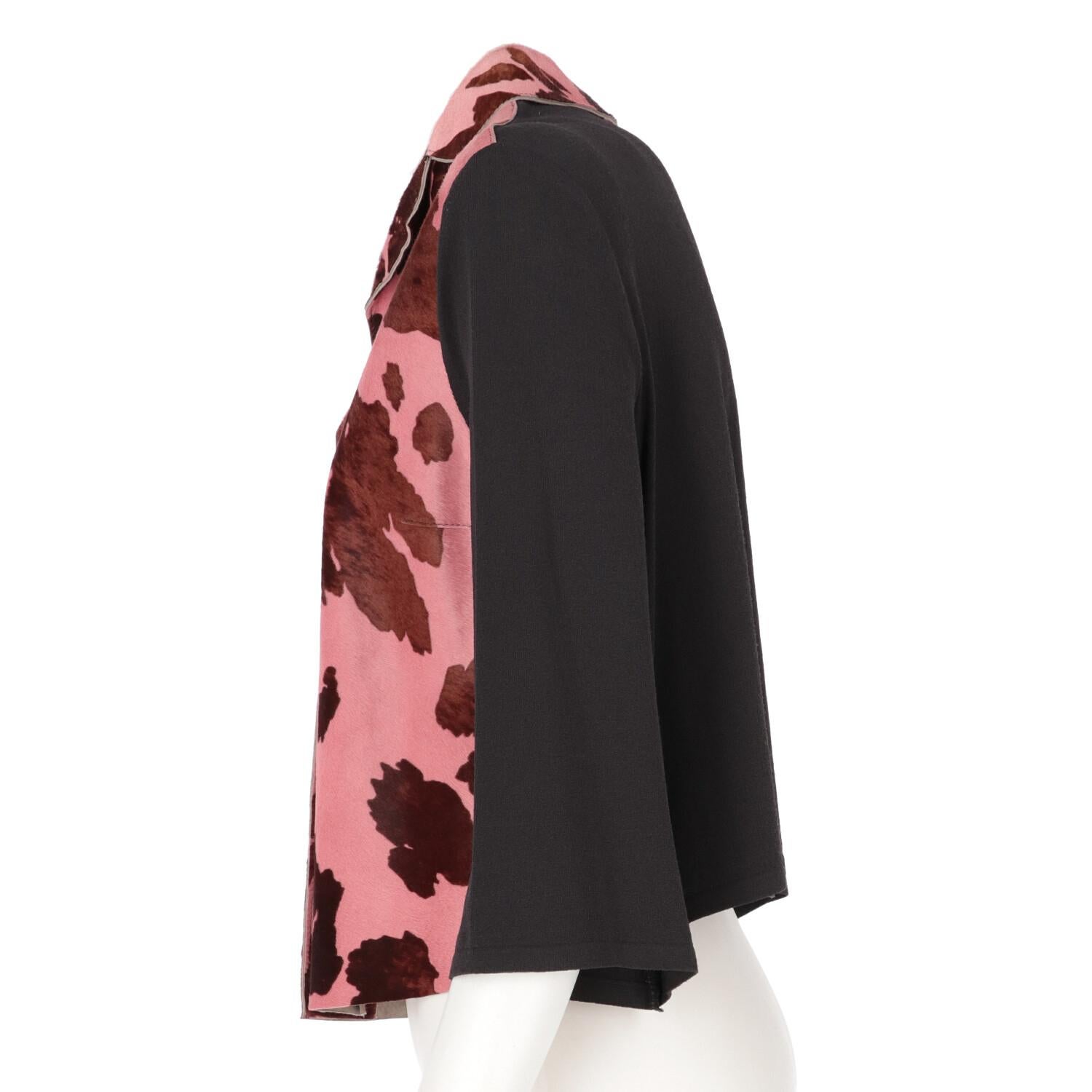 Gaetano Navarra single-breasted blazer with front part in pink and brown pony-skin spotted leather. Classic lapel collar, hidden snap button closure and three-quarter sleeves.

The product has a slight sagging of the fabric on the shoulder, as shown