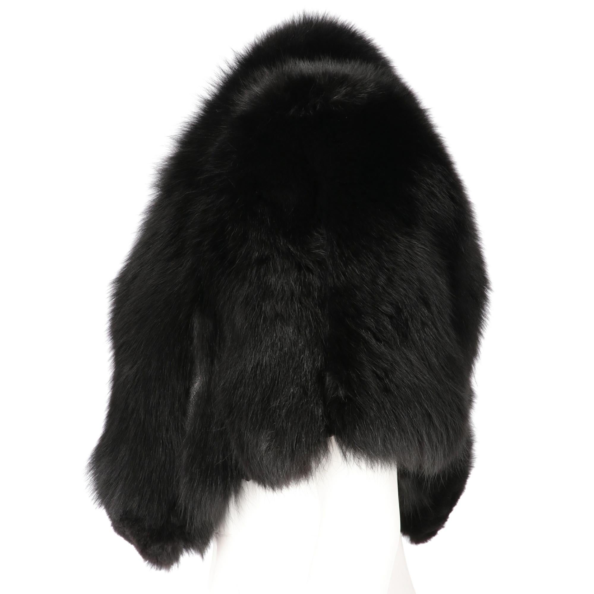 Real short-hair Groenlandia black fox fur, short to the waist, with padded shoulders, with leather inserts, elastic bands and hooks for the arms, lined in silk fabric.

This item belongs to an original vintage stock: it has never been worn and comes
