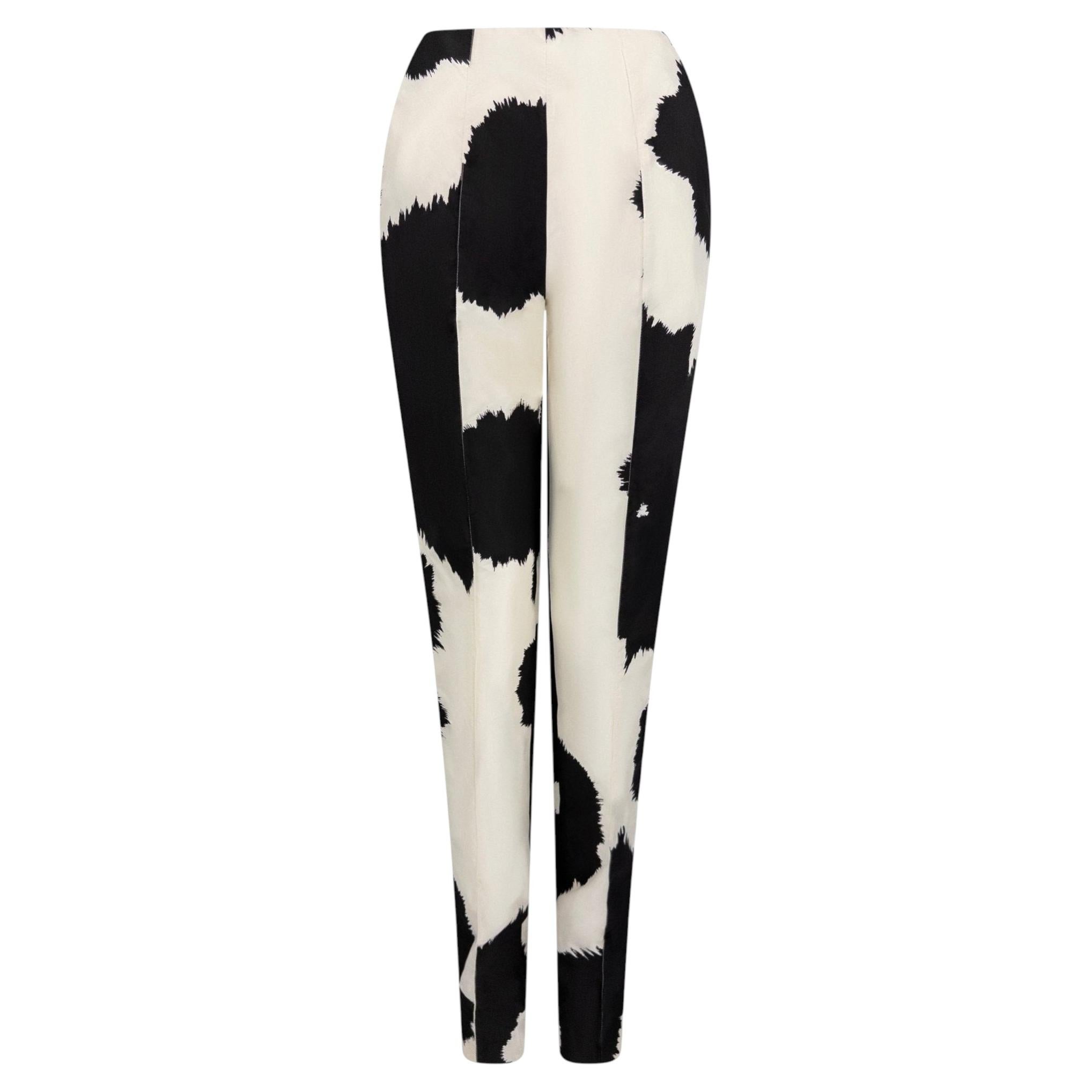 Pantalones de tafetán de seda con estampado abstracto en negro y blanco roto de Gianfranco Ferré, de la década de los 2000 en venta