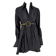 2000s Gianfranco Ferre Seda negra Acento metálico dorado Top de seda con cuello