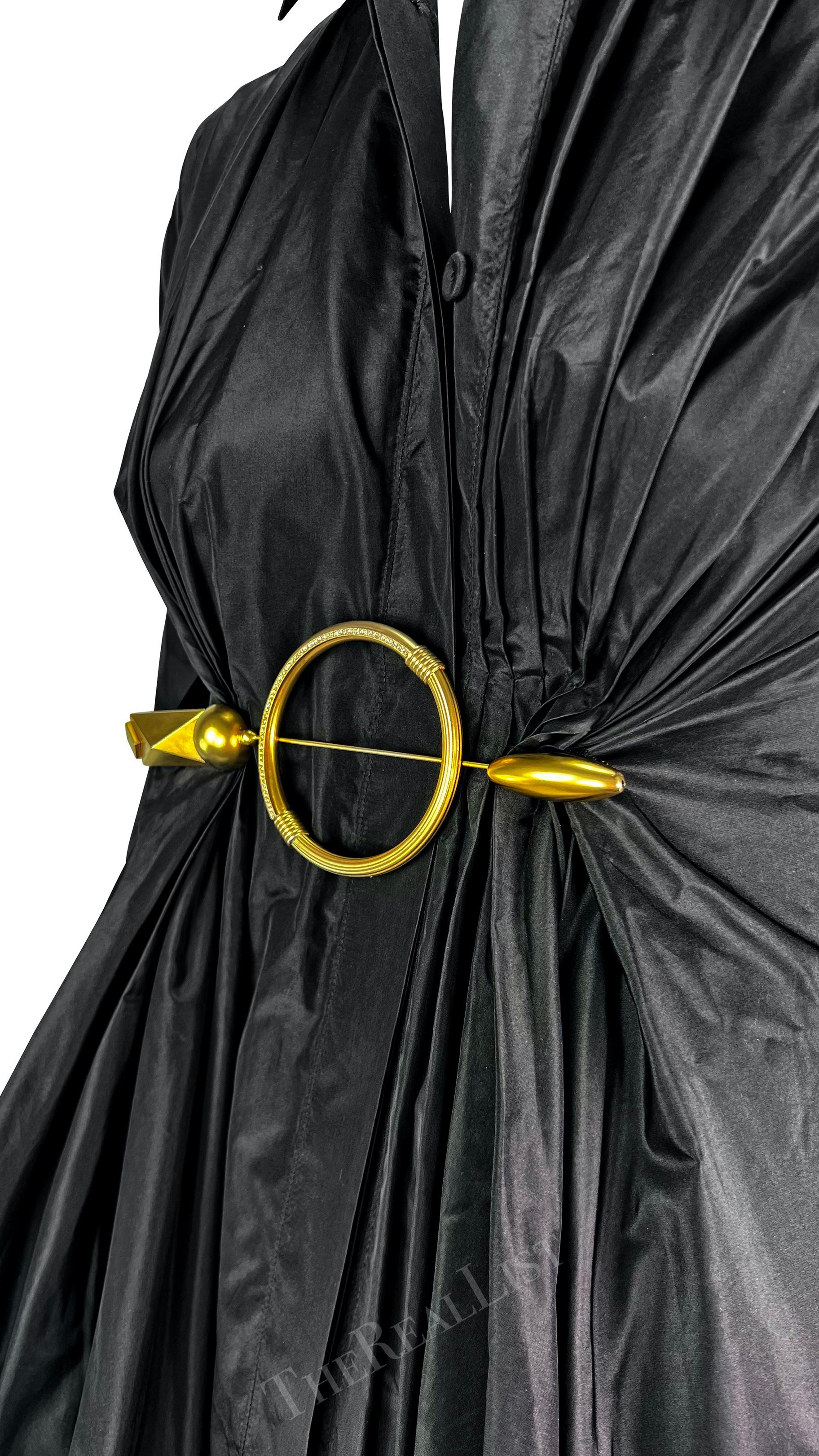 2000er Gianfranco Ferre Top aus schwarzer Seide mit goldenem Metallakzent und Seidenkragen  im Zustand „Hervorragend“ im Angebot in West Hollywood, CA