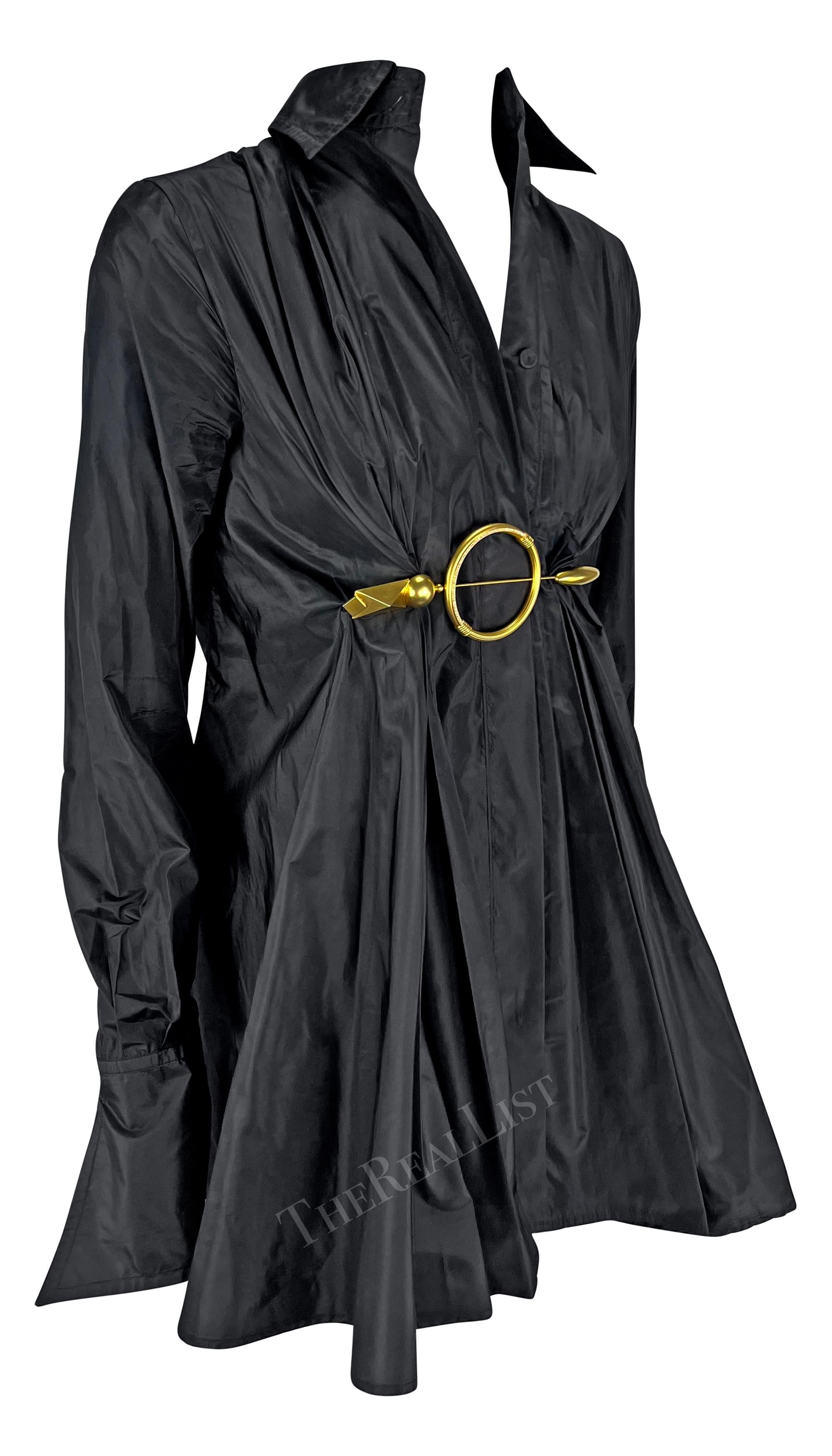 2000er Gianfranco Ferre Top aus schwarzer Seide mit goldenem Metallakzent und Seidenkragen  im Angebot 3