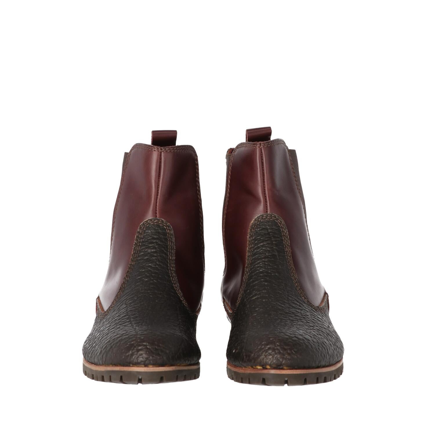 Gianfranco Ferré Chelsea boot in brown textured rubber and constrasting bordeaux smooth genuine leather, featuring brown classic elastic inserts. New and never worn.

Years: 2000s

Made in Italy

Size: 42 IT

Heel height: 2 cm
Insole: 28,5 cm
Leg