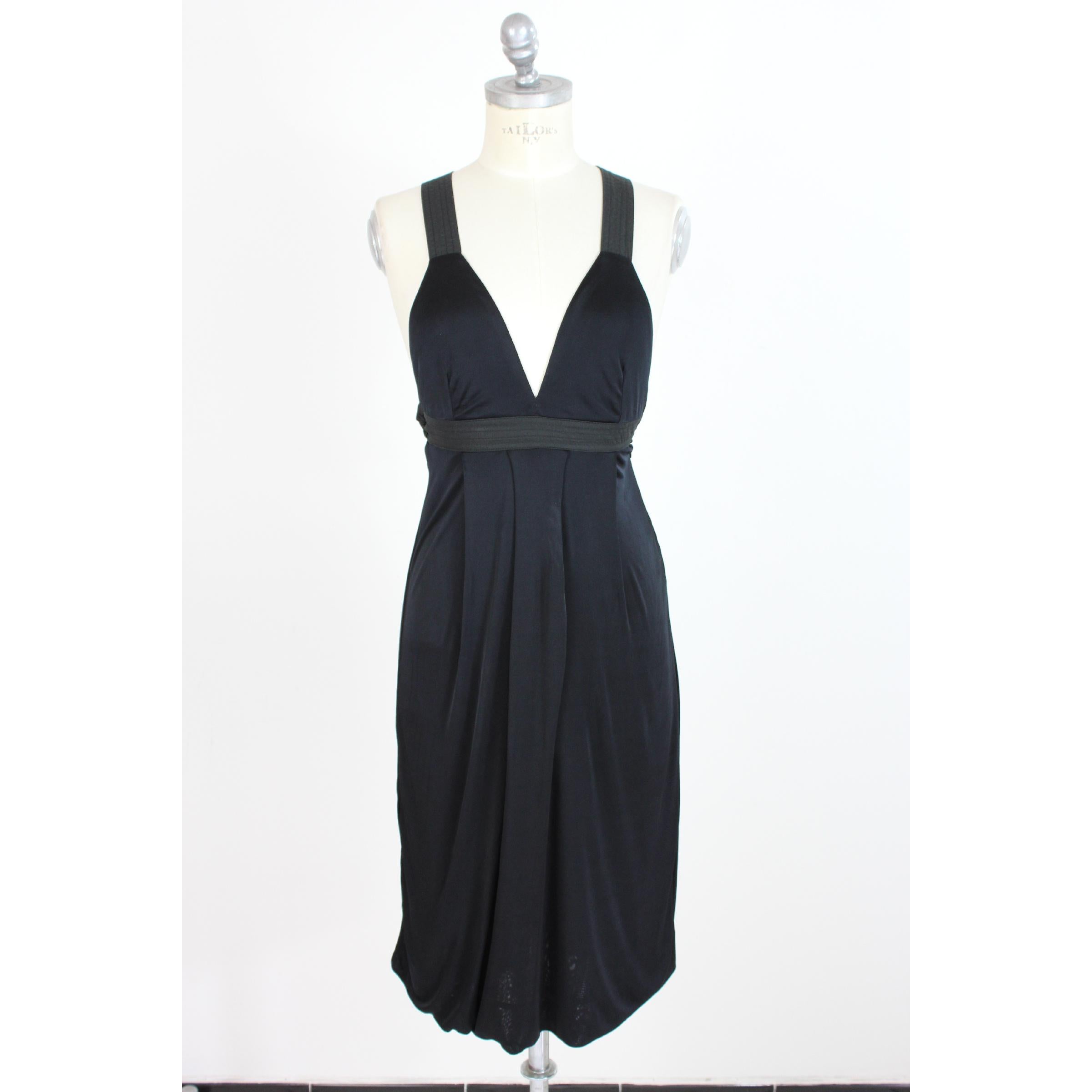 Gianfranco Ferre woman dress, dark blue color, 100% viscose. Soft sheath dress with American collar, adjustable straps. Excellent conditions. Made in Italy.
Size 40 It 6 Us 8 Uk
Shoulder: 40 cm
Bust / Chest: 38 cm
Length: 100 cm