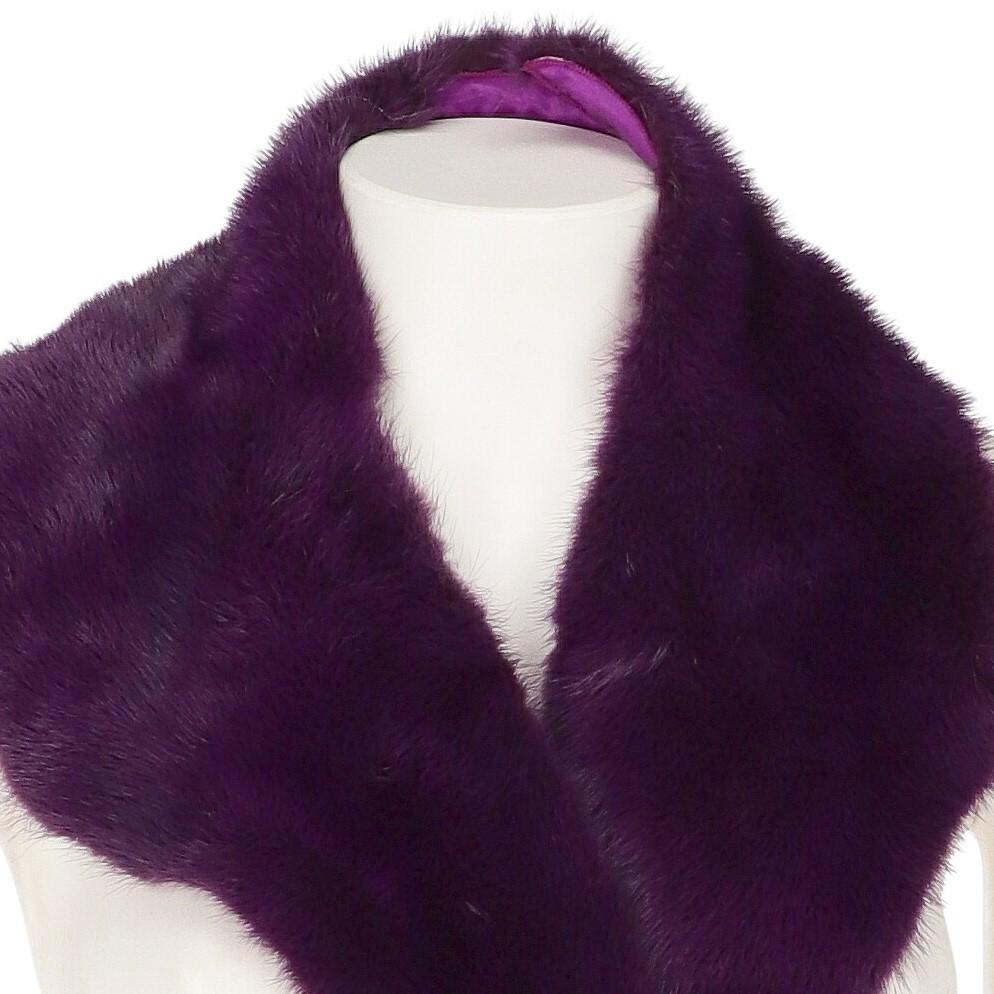 Gianfranco Ferré purple real fox fur scarf, featuring an asymmetrical design and lined in purple fabric.

Please note that this item cannot be shipped outside the European Union.

Years: 2000s

Made in Italy

Measurements

Length: 91 cm
Width: 10 cm