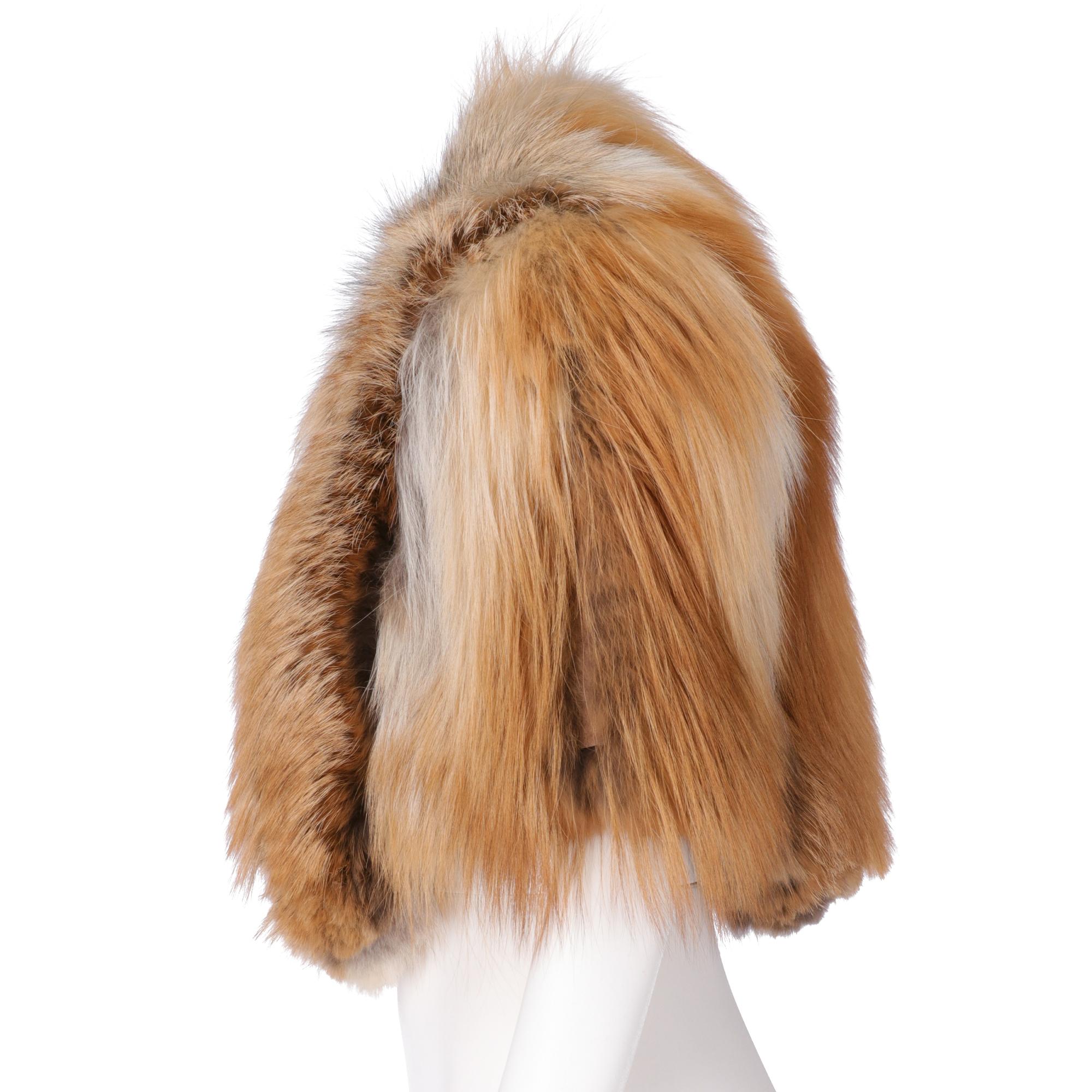 Gianfranco Ferrè real golden fox fur short to the waist cape, with padded shoulders, elastic bands and hooks for the arms, lined in silk fabric and front closure with hook and chain.

This item belongs to an original vintage stock: it has never been
