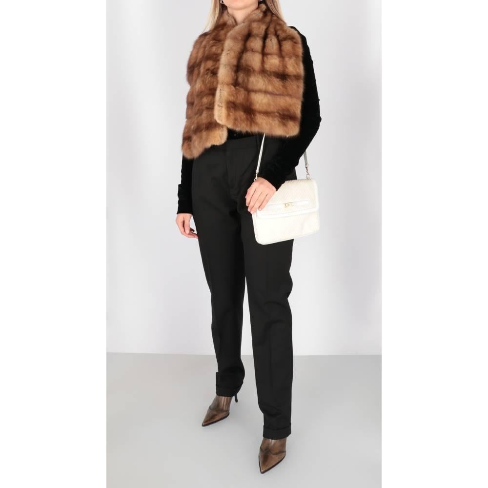 Gianfranco Ferrè beige and brown marten fur asymmetrical collar. Lined.

Please note that this item cannot be shipped outside the European Union.

Years: 2000s

Made in Italy

Measurements

Length: 107 cm
Width: 26 cm
