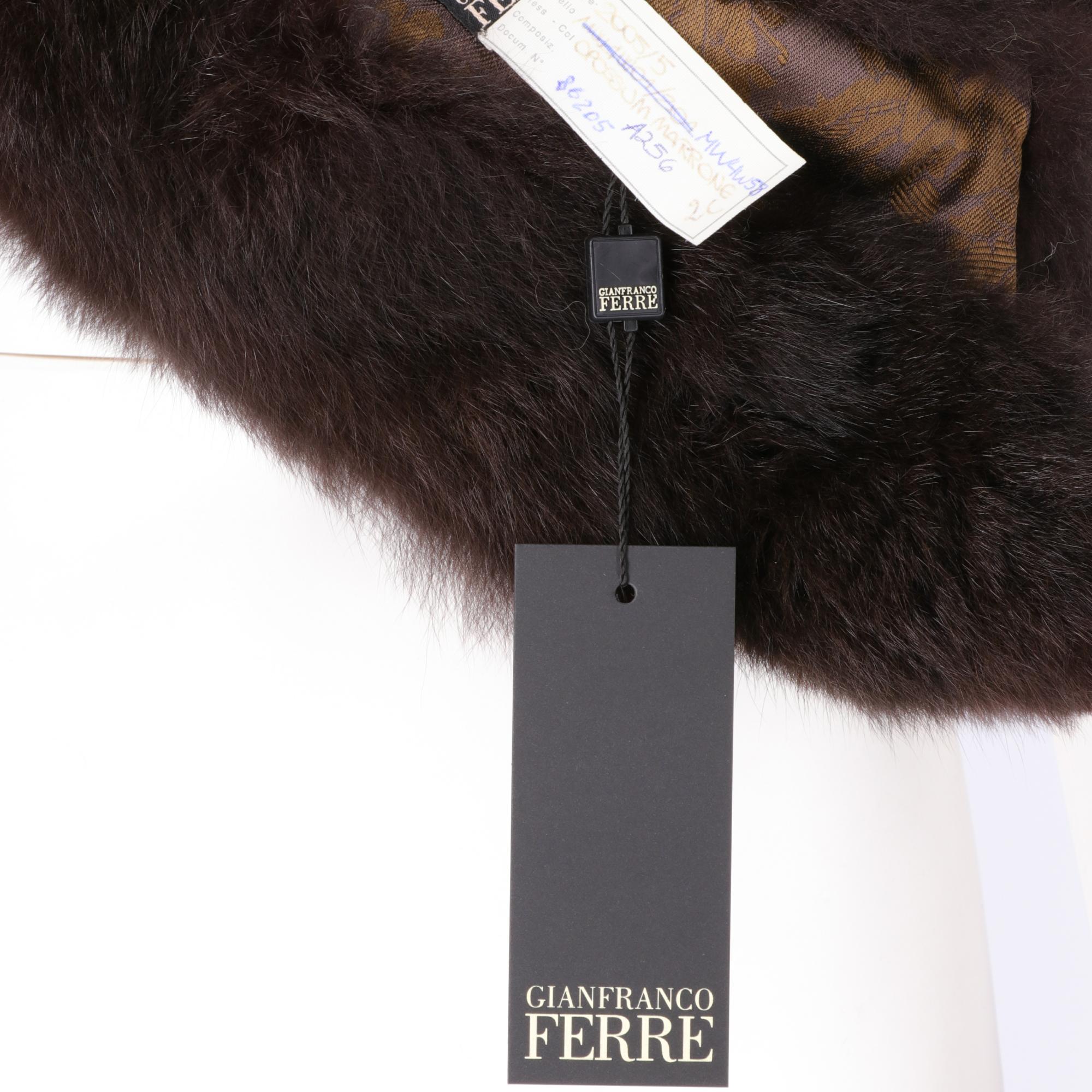  2000s Gianfranco Ferrè Opossum Fur Cape In New Condition For Sale In Lugo (RA), IT