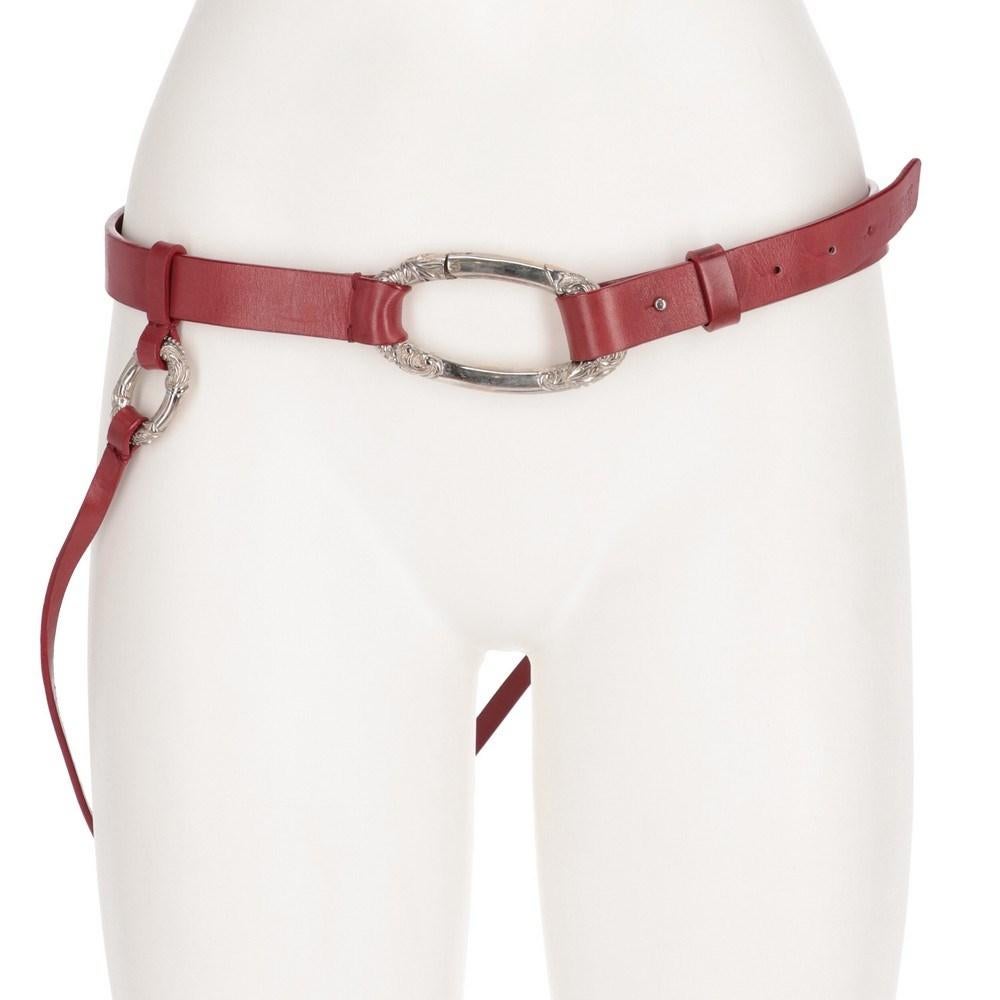 Gianfranco Ferré red leather belt with silver metal carabiners with decorative carvings.

Measurements
Length: 90 cm
Height: 2,5 cm

Product code: X0666

Notes: Item shows light signs on the leather, as shown in the pictures.

Item comes from a