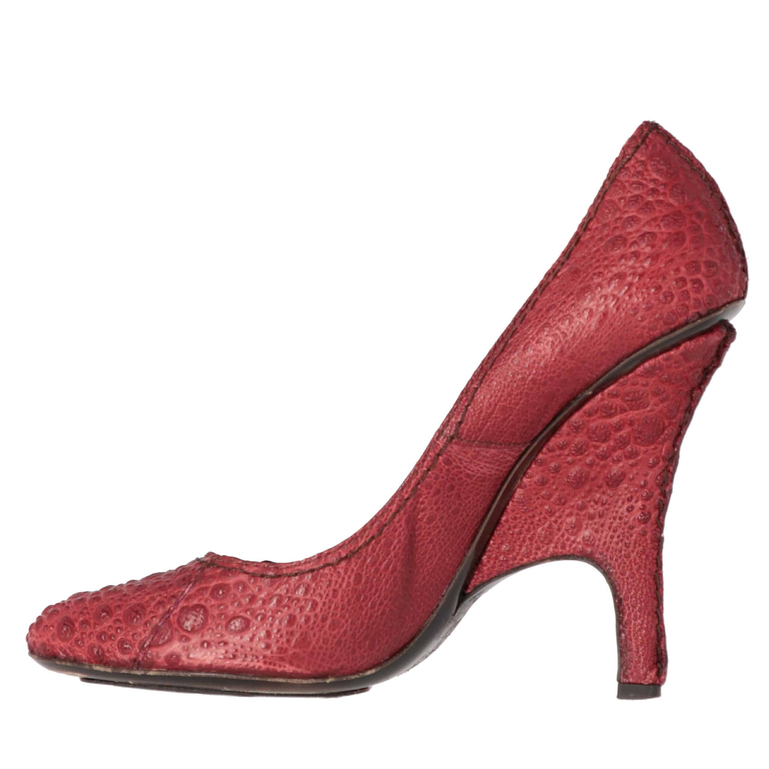 Crocodile-effect printed red genuine leather pumps featuring an embossed texture. A unique and eye-catching piece from Gianfranco Ferré with sculpted heel and almond toe.

The item shows some light signs of wear on the sole, as shown in the