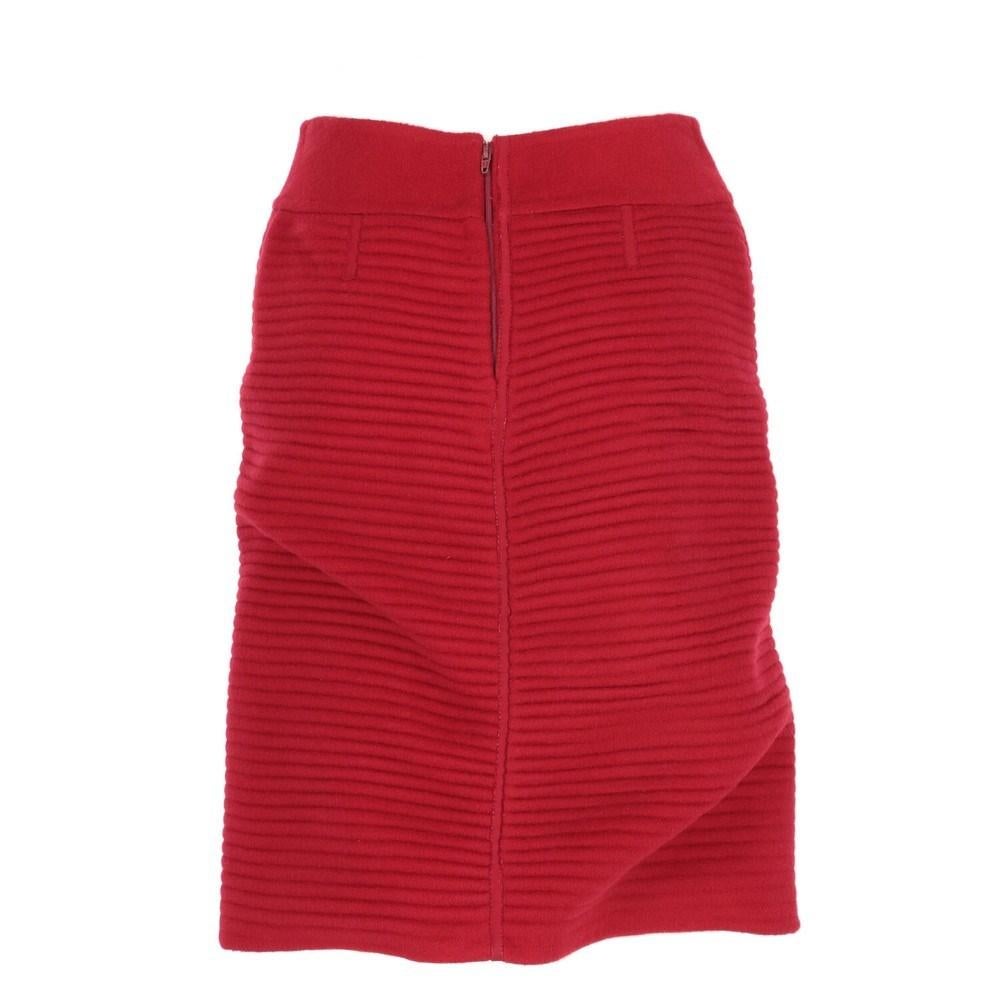 Gianfranco Ferré ribbed red wool skirt. High waist and rear zip fastening.

Size: 40 IT

Flat measurements
Height: 50 cm
Waist: 35 cm
Hips: 48 cm

Product code: X0318

Notes: Collection 2007

Composition: 100% Virgin wool

Made in: Italy

Condition: