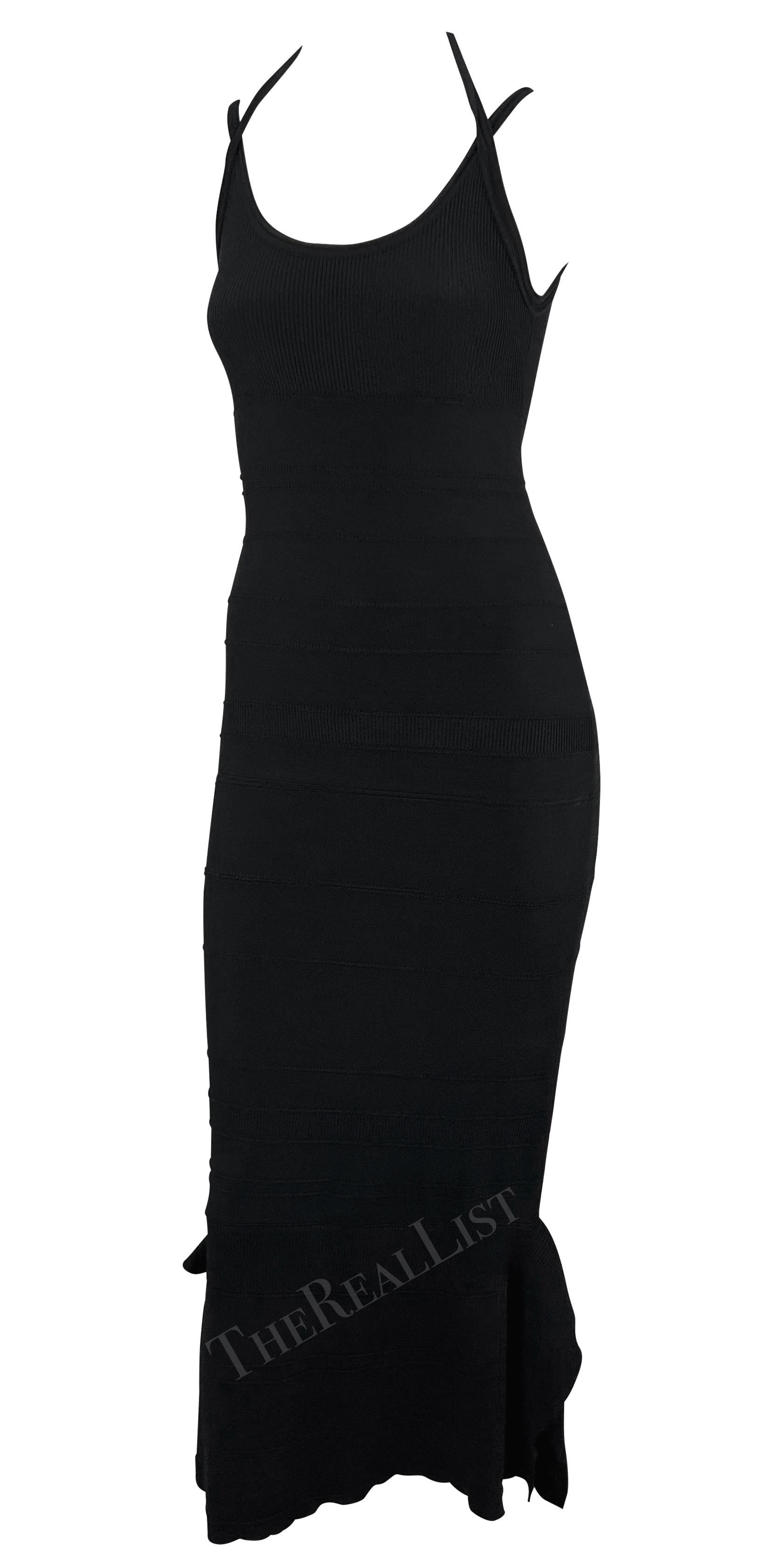 Voici une robe midi en tricot noir de Gianfranco Ferre datant des années 2000. Cette mini robe côtelée ajustée est dotée de fines bretelles, d'un dos nu et d'un ourlet à volants en gradins

Mesures approximatives :
Taille - 40IT
Poitrine :