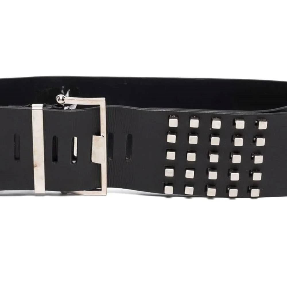 Gianfranco Ferrè black leather high belt, with rectangular metal buckle and decorative studs.

Size: 85 cm

Measurements
Lenght: 85 cm
Width: 9 cm

Product code: A7088

Notes: This item belongs to a deadstock and it has never been