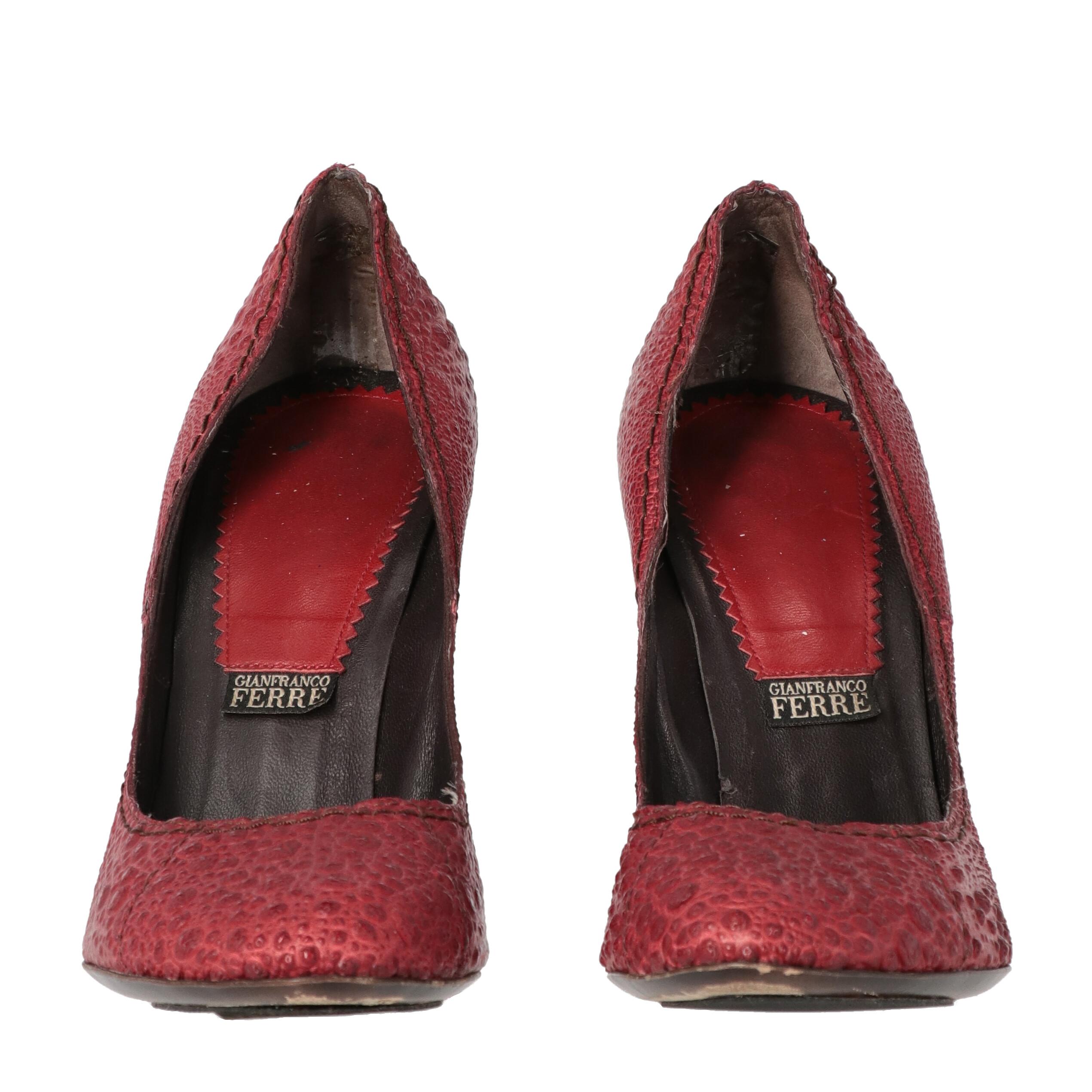 2000s Gianfranco Ferré Vintage Red Leather Pumps with Crocodile Effect In Excellent Condition For Sale In Lugo (RA), IT