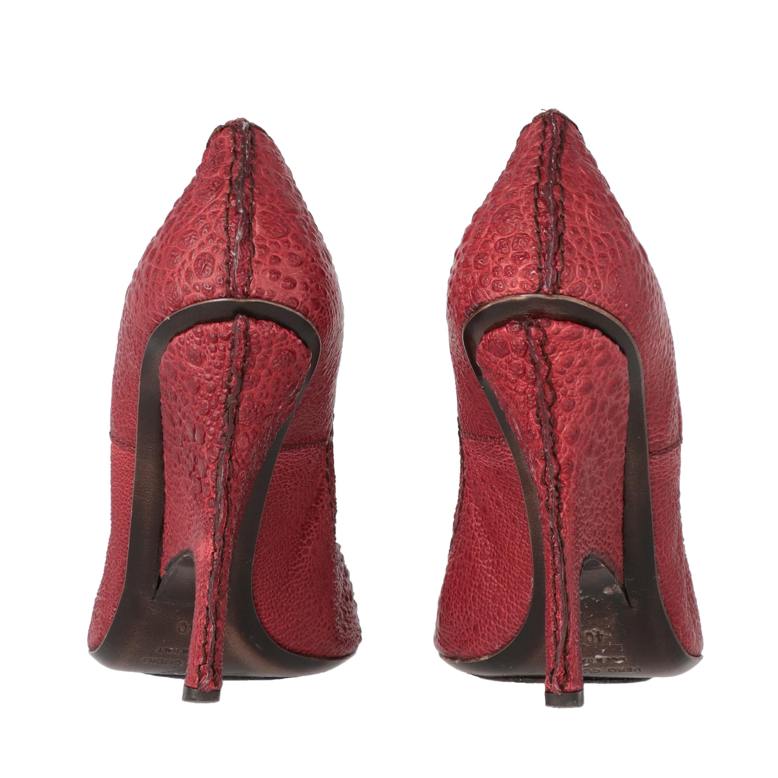 2000s Gianfranco Ferré Vintage Red Leather Pumps with Crocodile Effect For Sale 1