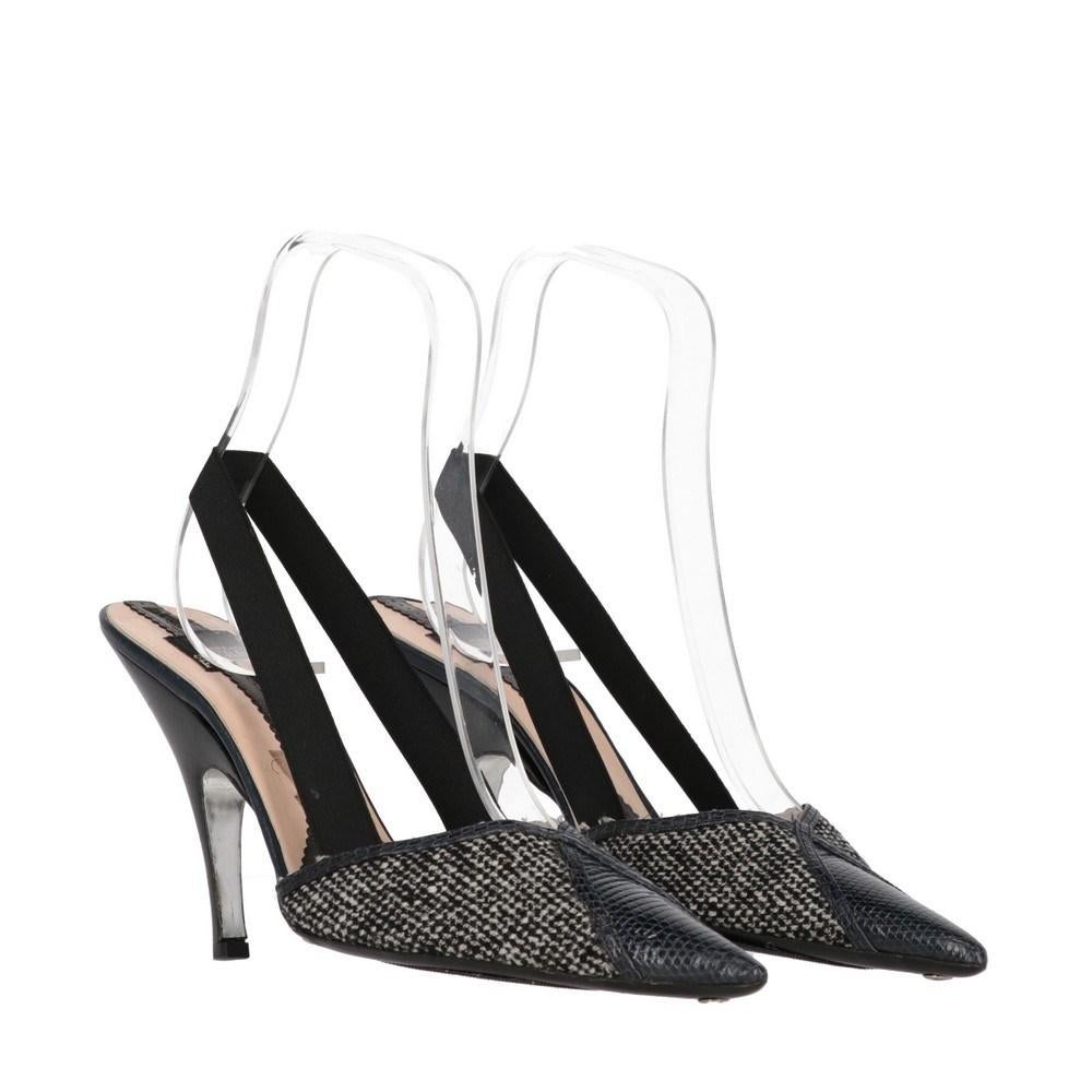 Gianfranco Ferré slingback pumps. Model in white and black wool with printed python leather insert. Elastic ankle strap.

Size: 39 EU

Heel height: 11,5 cm
Insole: 27,5 cm

Product code: X0203

Notes: The product has slight signs of use on the