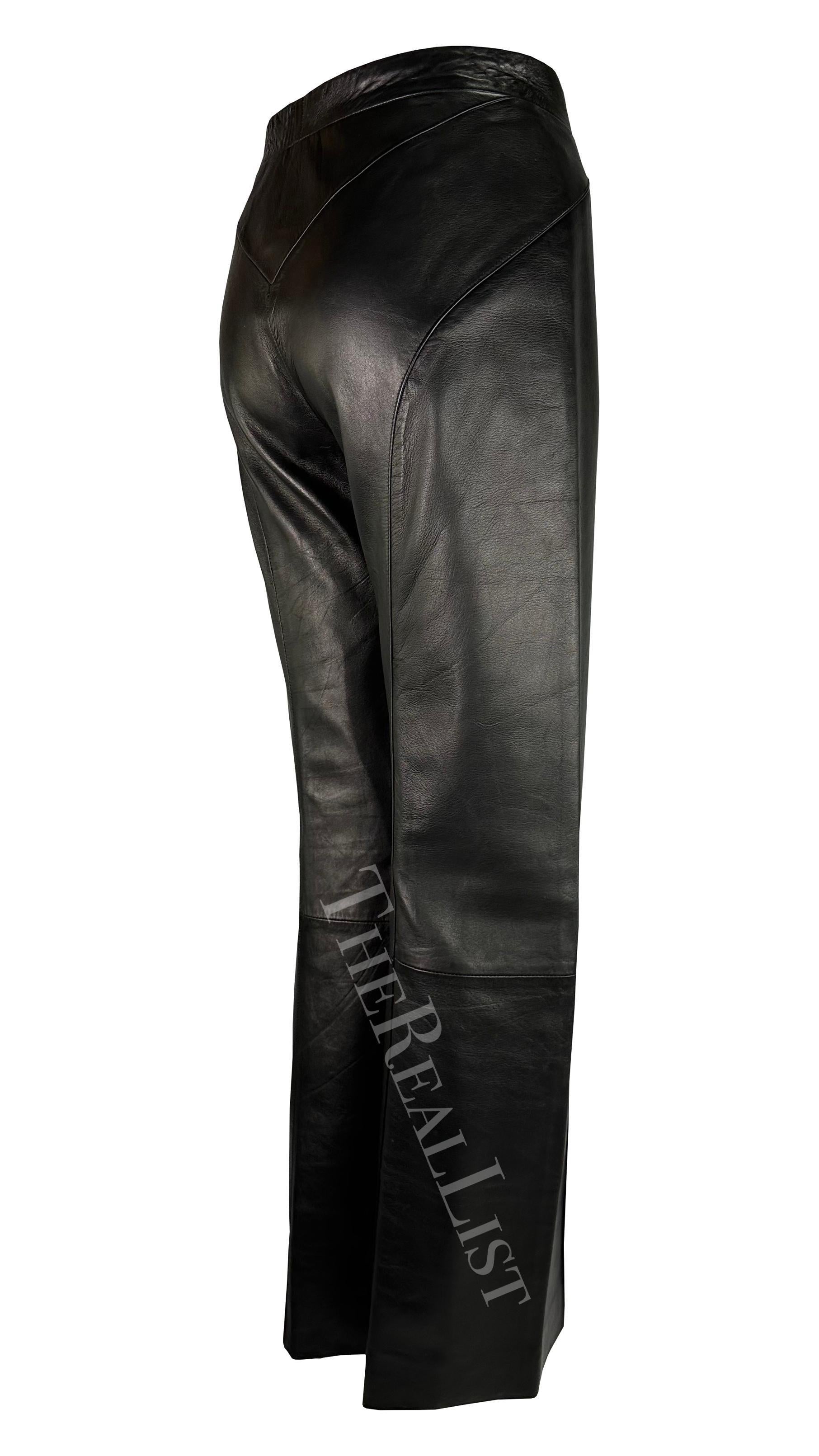 Ti presentiamo un paio di pantaloni Gianni Versace in pelle nera, disegnati da Donatella Versace. Questi pantaloni in pelle nera, risalenti ai primi anni 2000, sono accentuati da una piega frontale su ogni gamba e da un'elegante vita alta.