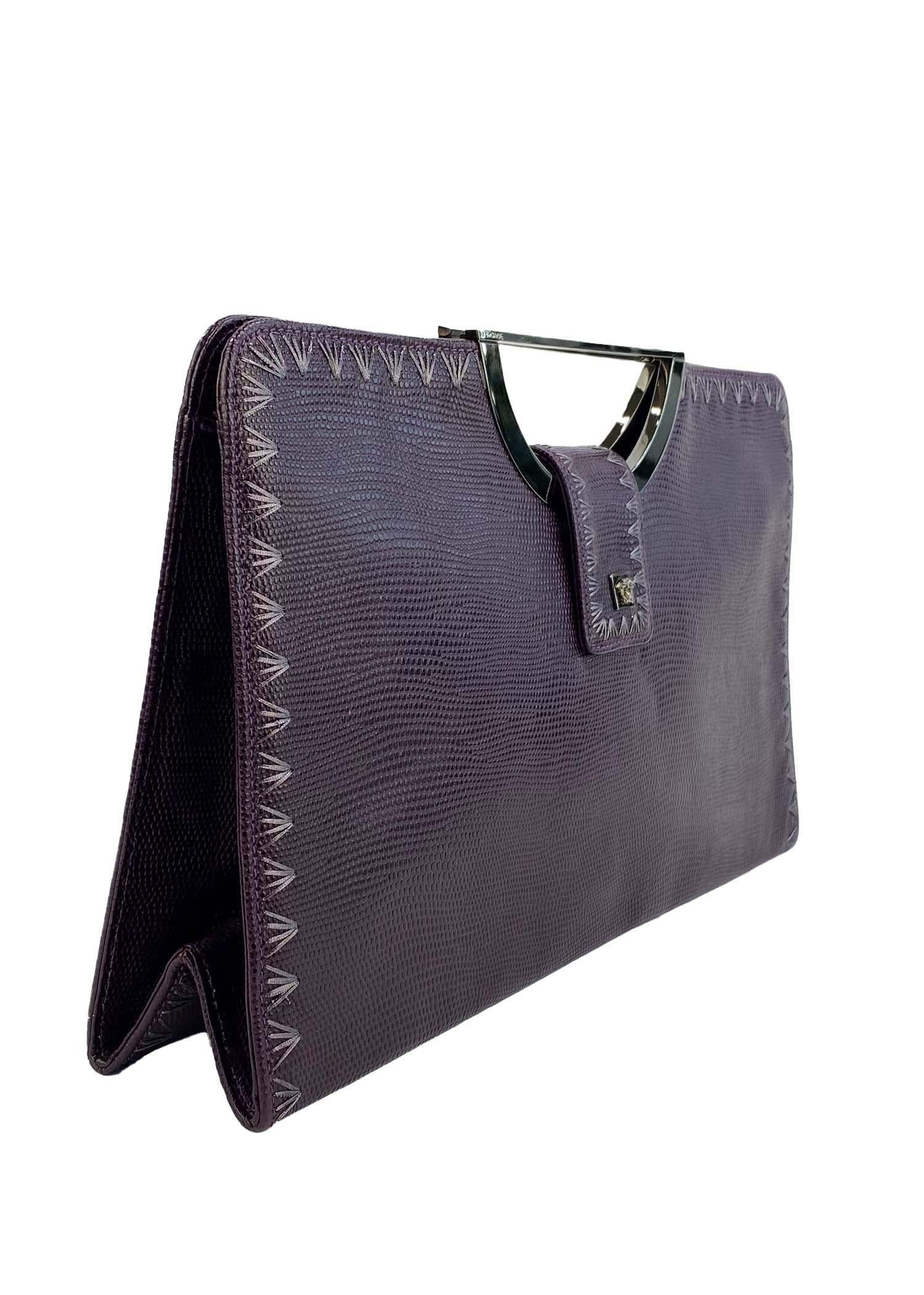 Anni 2000 Donatella Versace for Gianni Versace ricamata con lucertola e cinturino della frizione Y2K In condizioni ottime in vendita a West Hollywood, CA