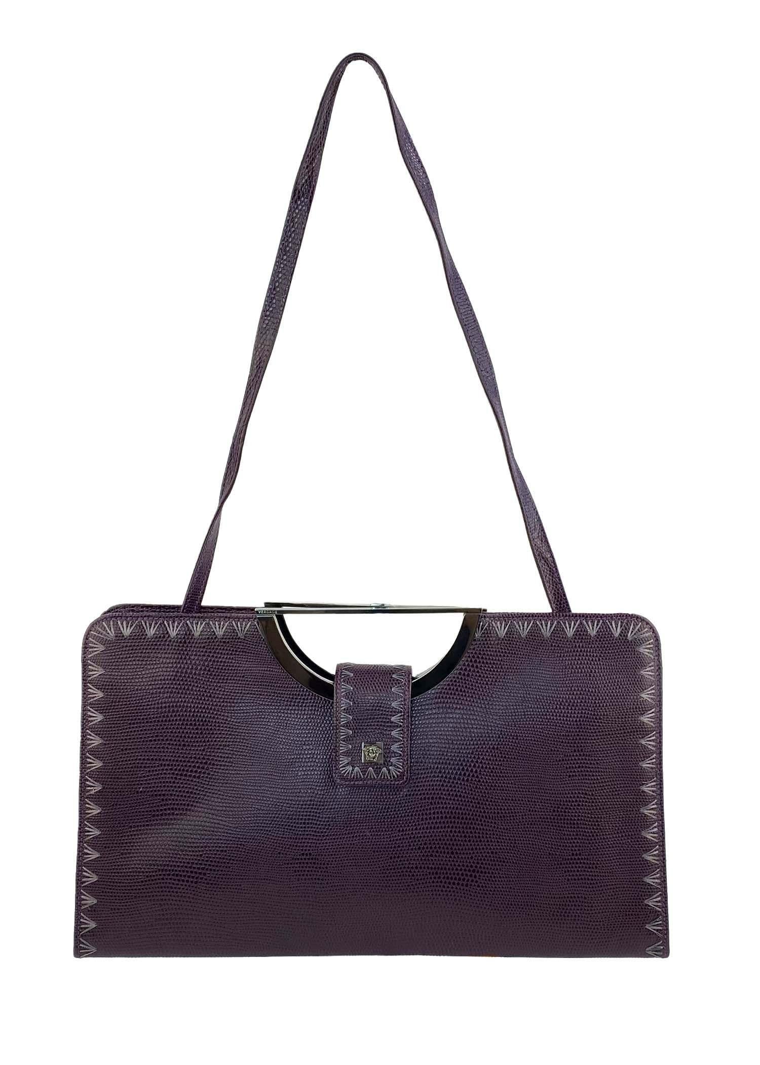 Donna Anni 2000 Donatella Versace for Gianni Versace ricamata con lucertola e cinturino della frizione Y2K in vendita