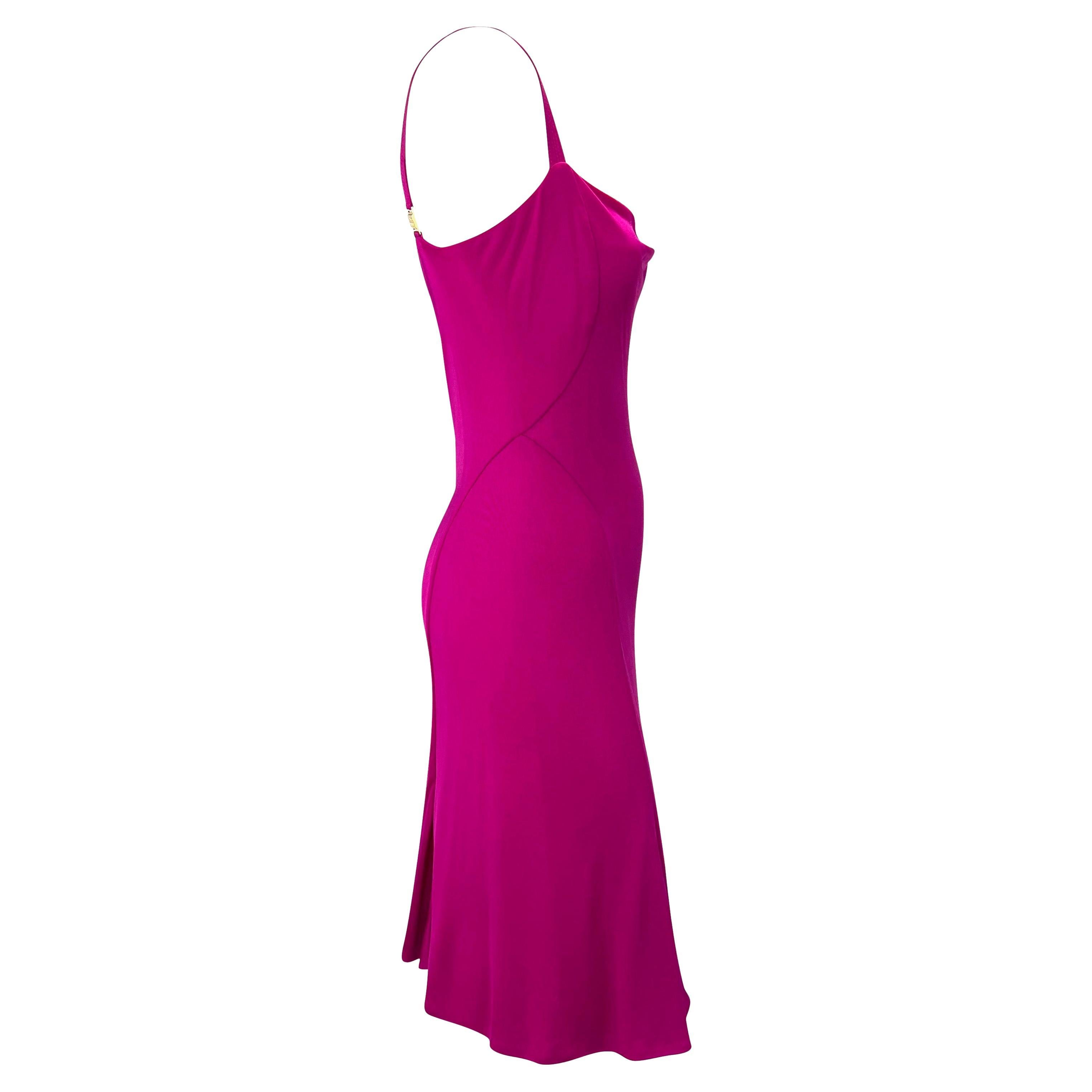 2000er Gianni Versace by Donatella Fuchsia Viscose Stretch Tank Logo Schnalle Kleid aus Stretch (Violett) im Angebot