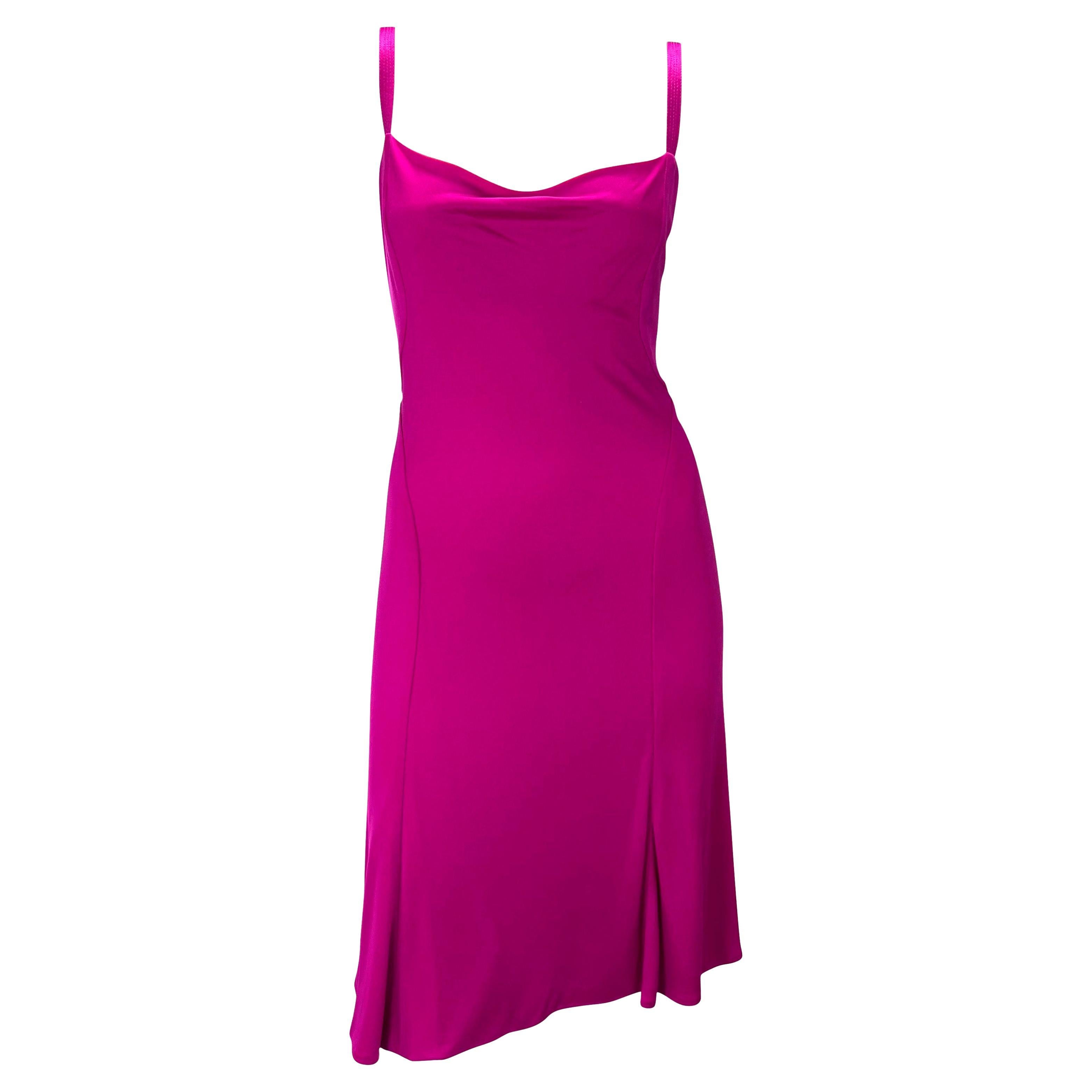 2000er Gianni Versace by Donatella Fuchsia Viscose Stretch Tank Logo Schnalle Kleid aus Stretch Damen im Angebot