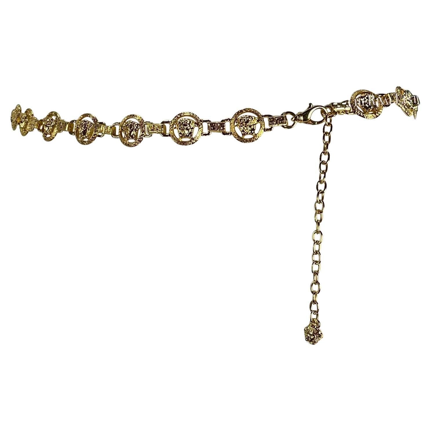 Nous vous présentons une incroyable ceinture à chaîne Gianni Versace en métal doré, créée par Donatella Versace. Datant du début des années 2000, cette ceinture chic est construite avec des maillons à logo Versace Medusa en tons dorés. Cette
