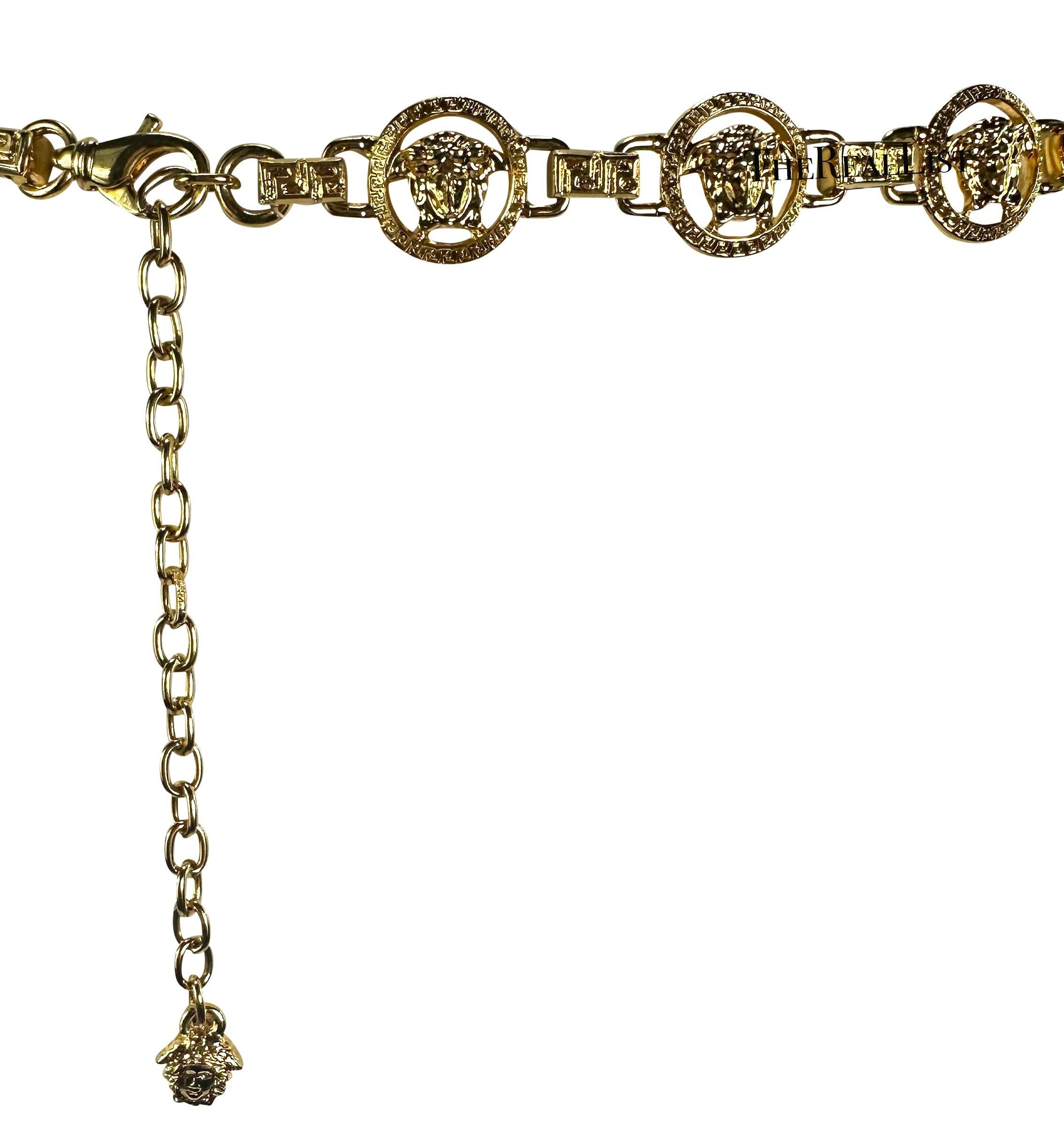 2000s Gianni Versace by Donatella Versace Gold Tone Medusa Medallion Chain Belt (ceinture avec médaillon en métal doré) Excellent état - En vente à West Hollywood, CA
