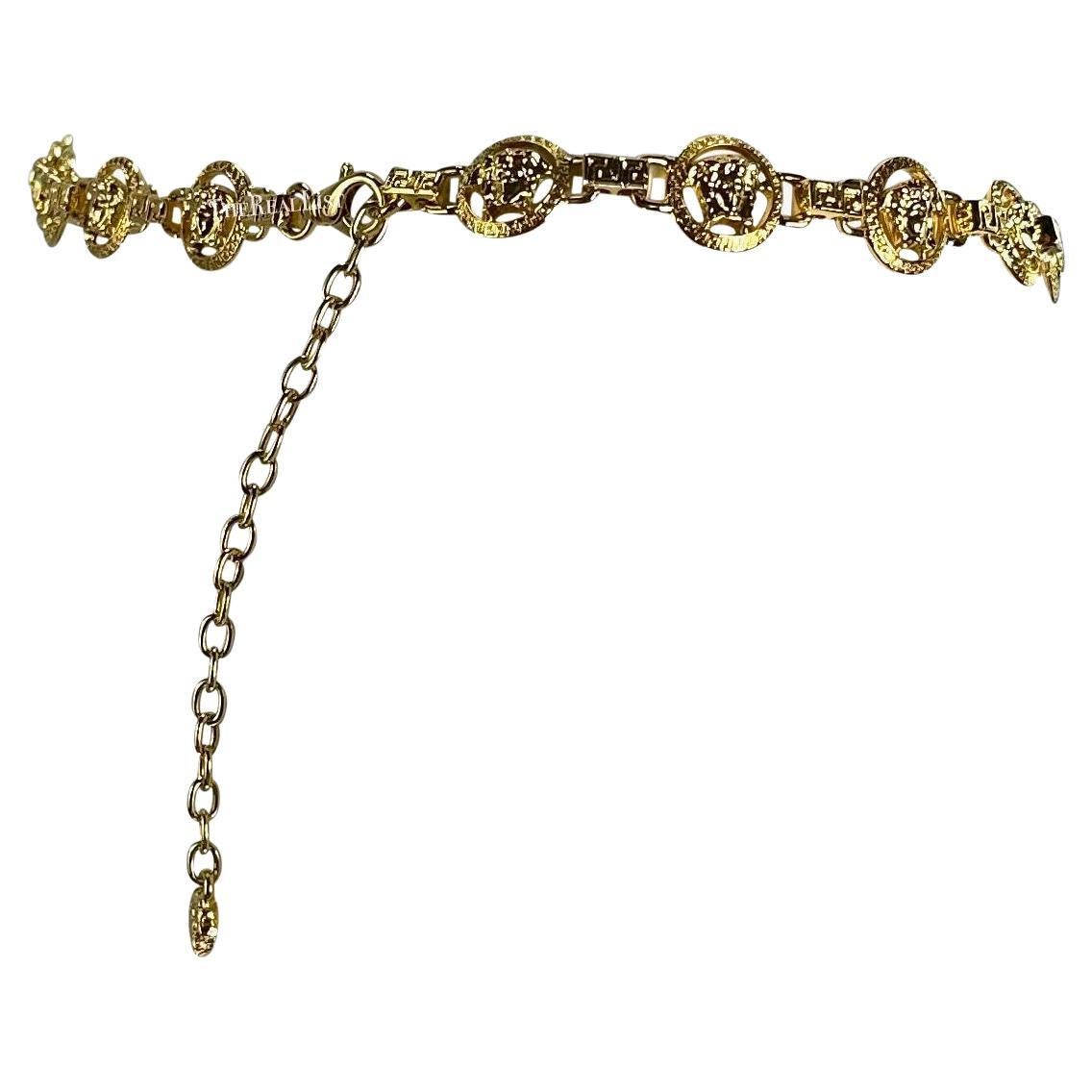 2000s Gianni Versace by Donatella Versace Gold Tone Medusa Medallion Chain Belt (ceinture avec médaillon en métal doré) Pour femmes en vente