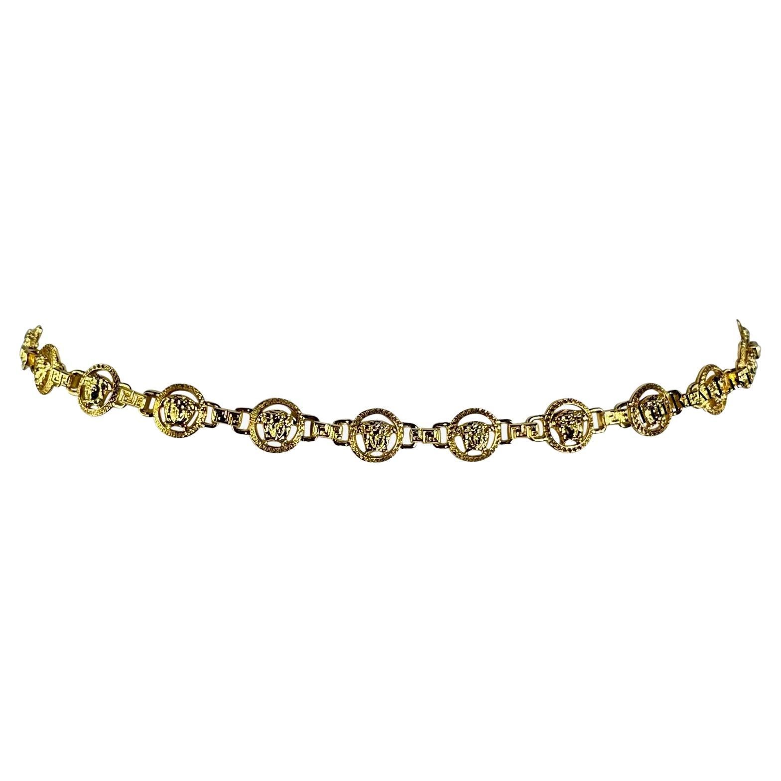 2000s Gianni Versace by Donatella Versace Gold Tone Medusa Medallion Chain Belt (ceinture avec médaillon en métal doré) en vente 1