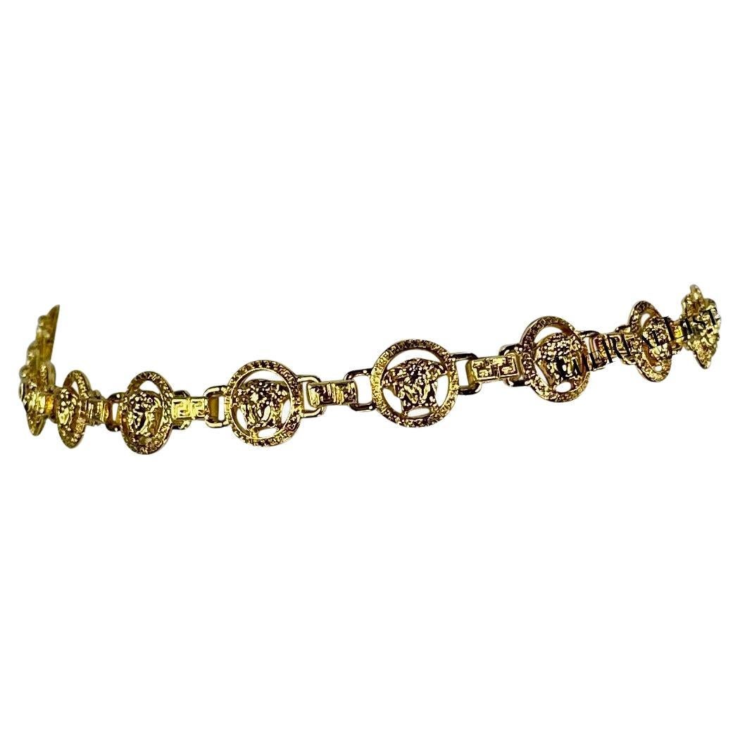 2000s Gianni Versace by Donatella Versace Gold Tone Medusa Medallion Chain Belt (ceinture avec médaillon en métal doré) en vente 2