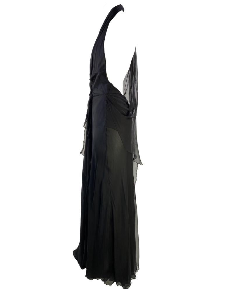 La robe de Gianni Versace Couture, créée par Donatella Versace, est une magnifique robe noire en mousseline de soie avec col licou. Cette magnifique création du début des années 2000 est entièrement réalisée en mousseline de soie et comporte un body