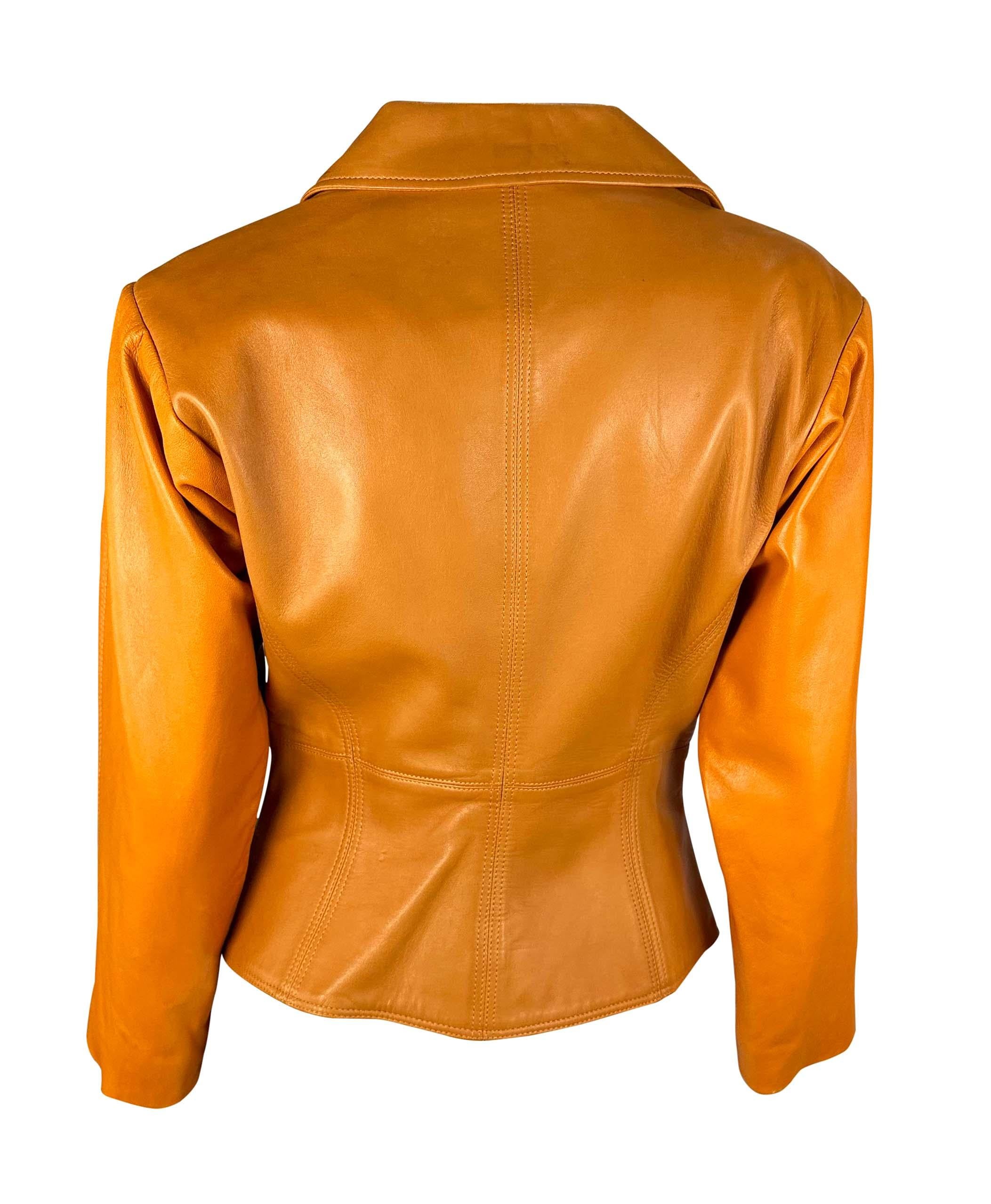 Giacca Blazer in pelle monocromatica arancione degli anni 2000 di Donatella Versace for Gianni Versace In condizioni buone in vendita a West Hollywood, CA