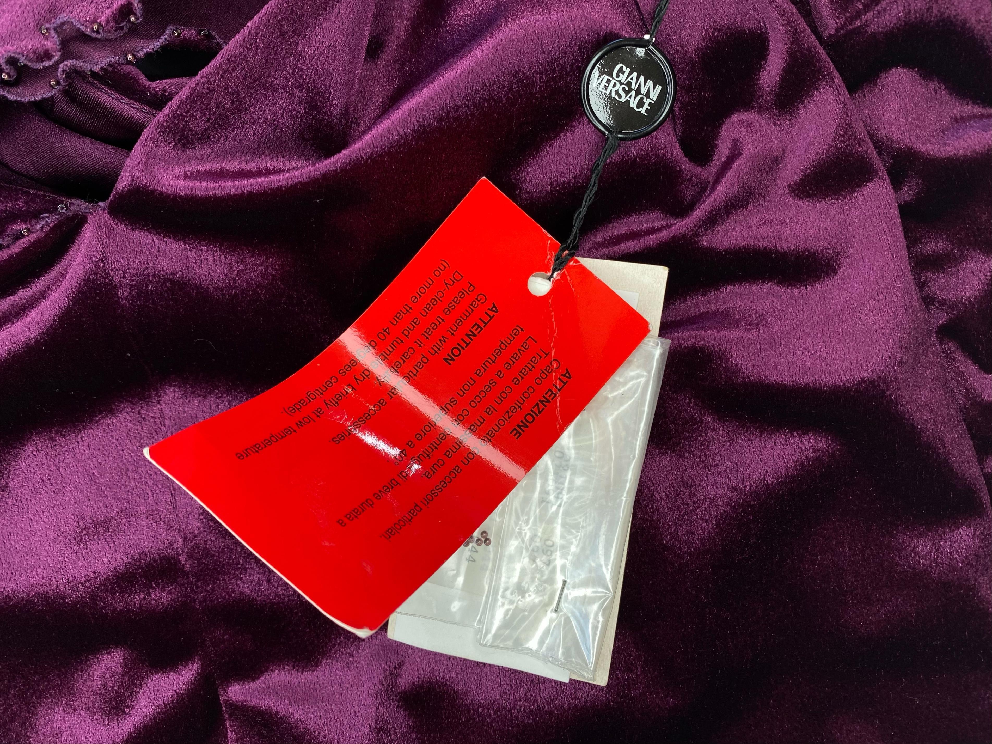 Abito anni 2000 di Donatella Versace for Gianni Versace in velluto viola con perline e volant con etichetta in vendita 3