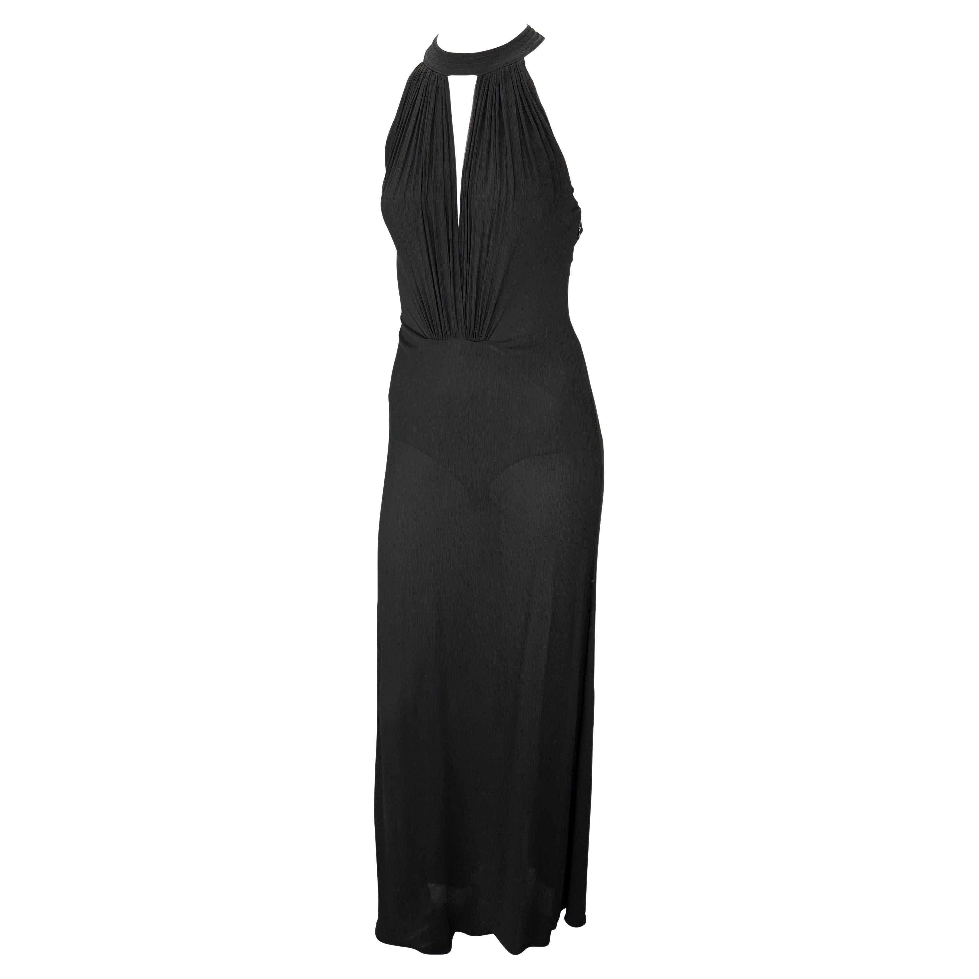 Présentation d'une robe dos nu en crêpe de soie noir et dentelle Gianni Versace Couture, créée par Donatella Versace. Datant du début des années 2000, cette superbe robe longue est dotée d'un col licou, d'un décolleté plongeant, d'un sous-vêtement