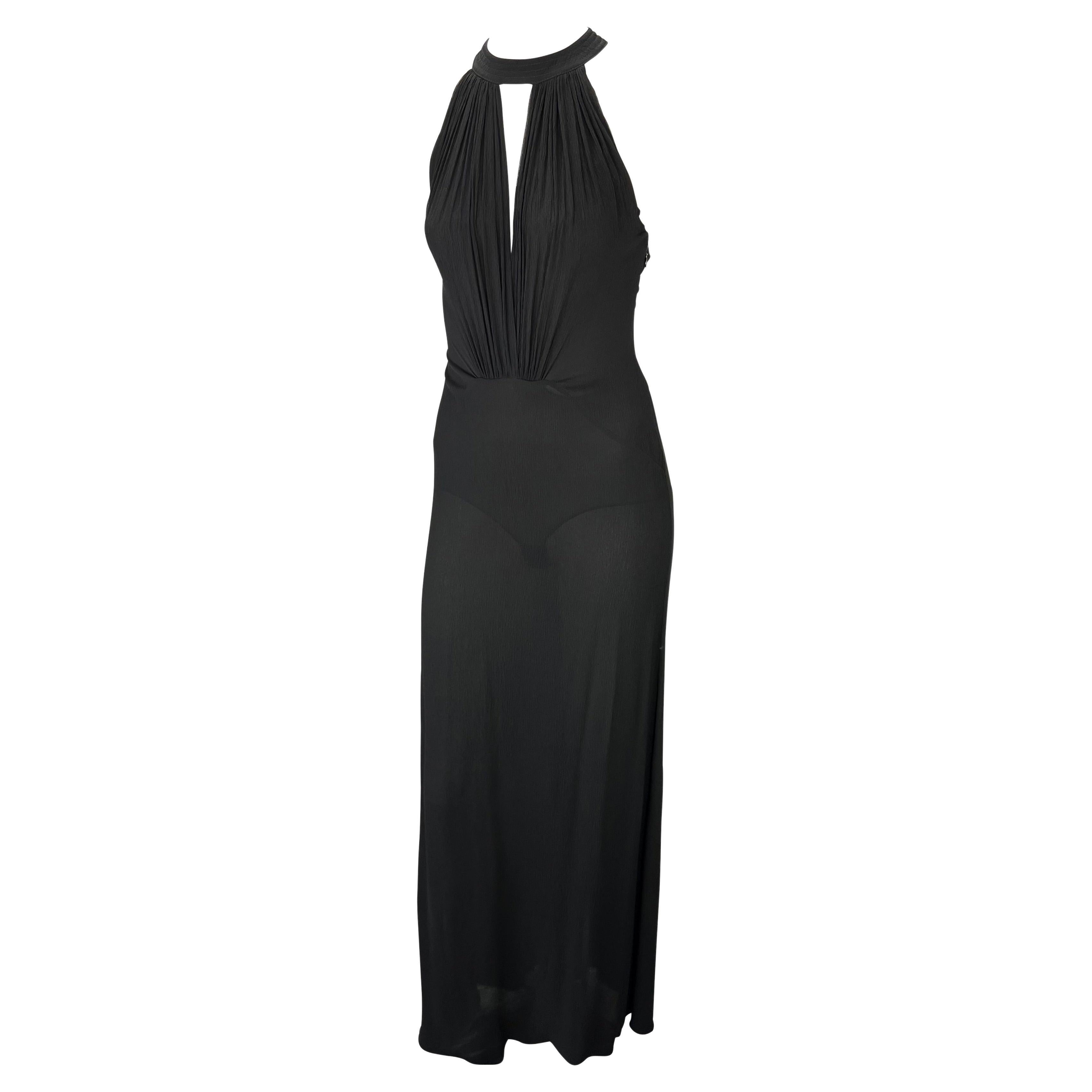 Ich präsentiere ein schwarzes Kleid aus Seidenkrepp und Spitze von Gianni Versace Couture mit Neckholder-Ausschnitt, entworfen von Donatella Versace. Dieses atemberaubende, bodenlange Kleid aus den frühen 2000er Jahren hat einen