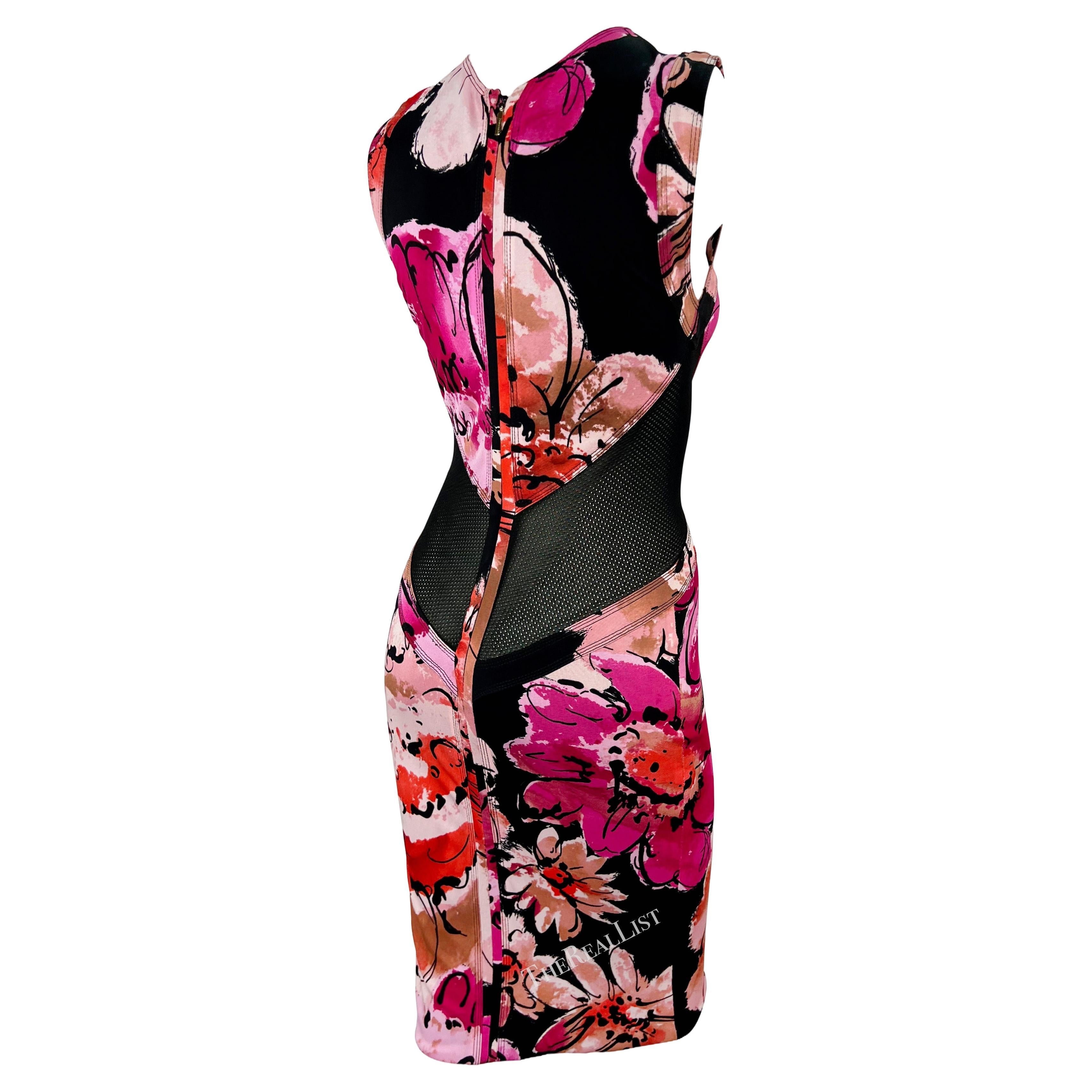 Un mini abito floreale rosa chic di Donatella Versace for Gianni Versace della collezione Primavera/Estate 2002. Questo abito elasticizzato e aderente sfoggia un'audace stampa floreale astratta. L'abito senza maniche presenta una scollatura a