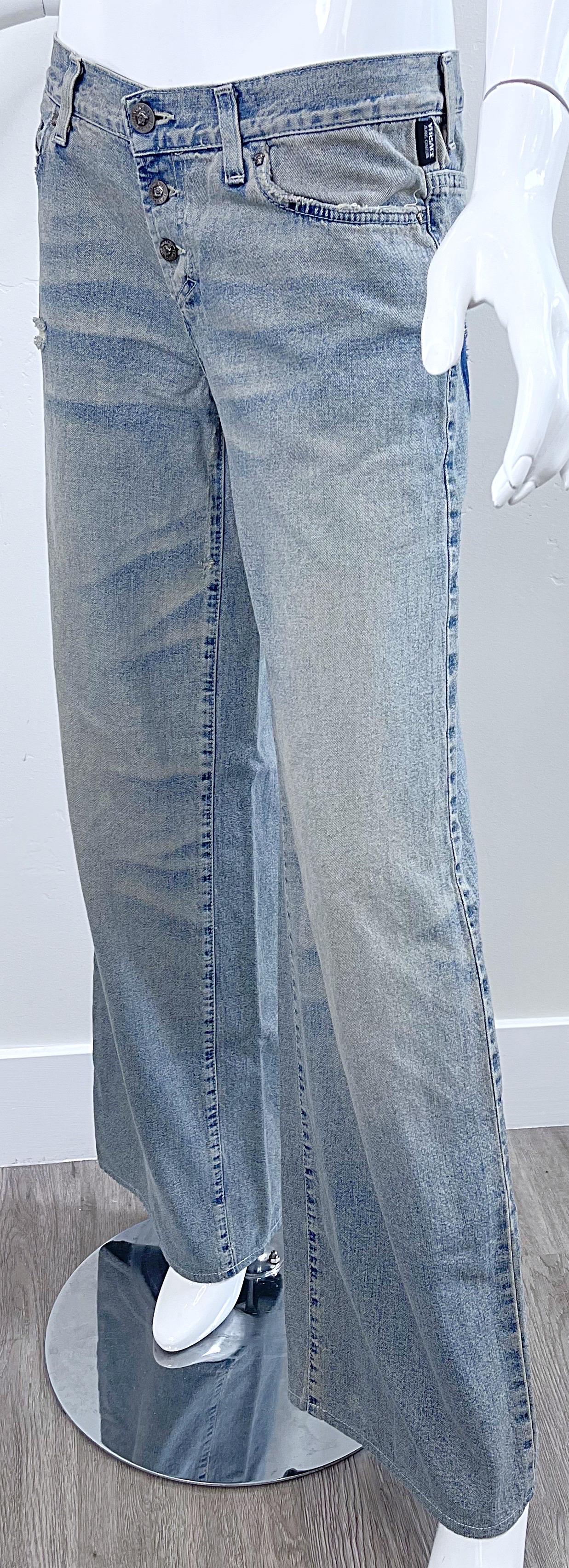 2000s Gianni Versace Jeans Couture Size 8 Chain Stonewash Low Rise Wide Leg Pant For Sale 8