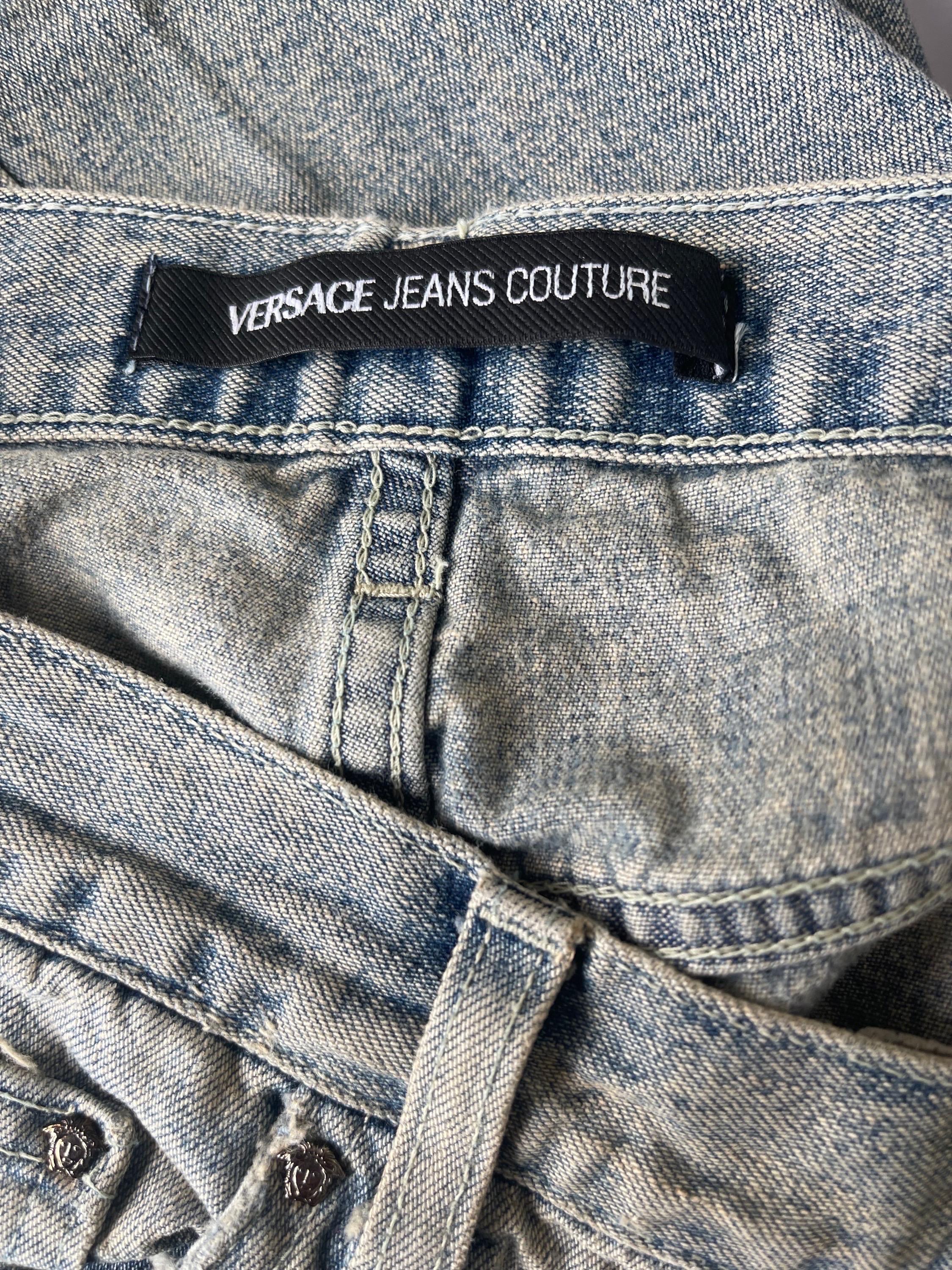 Early 2000s GIANNI VERSACE JEANS COUTURE light stonewash blue low rise wide legs jeans ! Features intricate chain details on the left rear. Two pockets at each side of th waist, with an additional pocket on the back. Button fly closure. 
In great